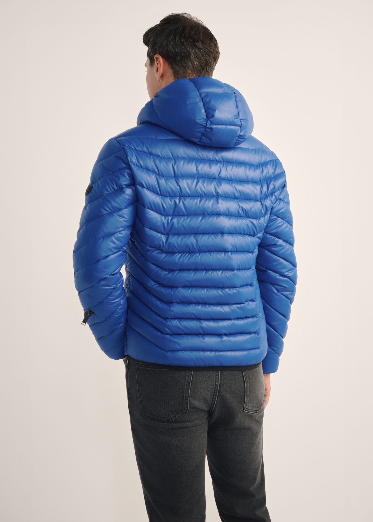 Kurtka męska w kolorze niebieskim KURMT-0380-61(Z25), widok produktu z tyłu na modelu. Widoczna połowa sylwetki.