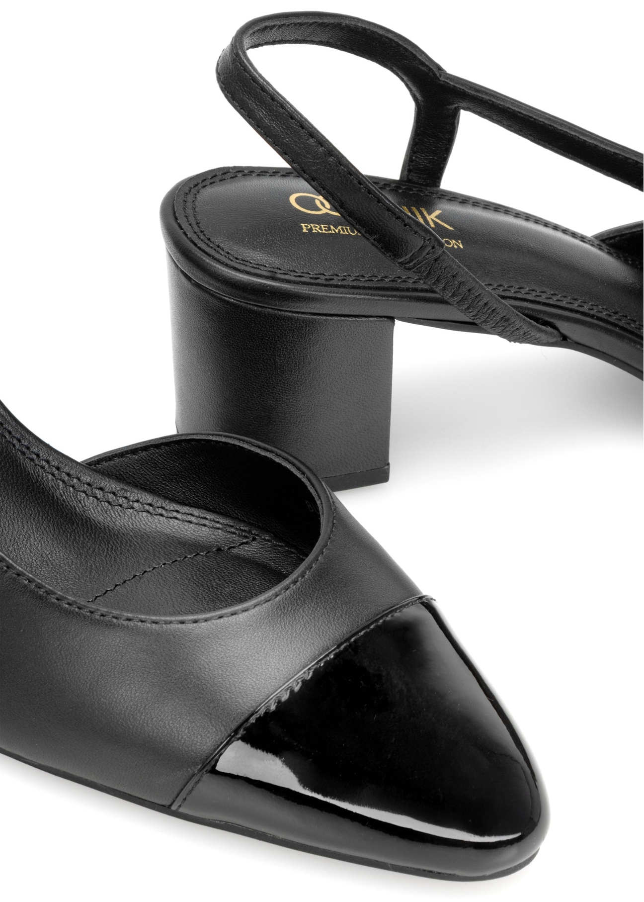 Skórzane czarne czółenka z odkrytą piętą BUTYD-1173-99(W26), zbliżenie na detal produktu na białym tle.