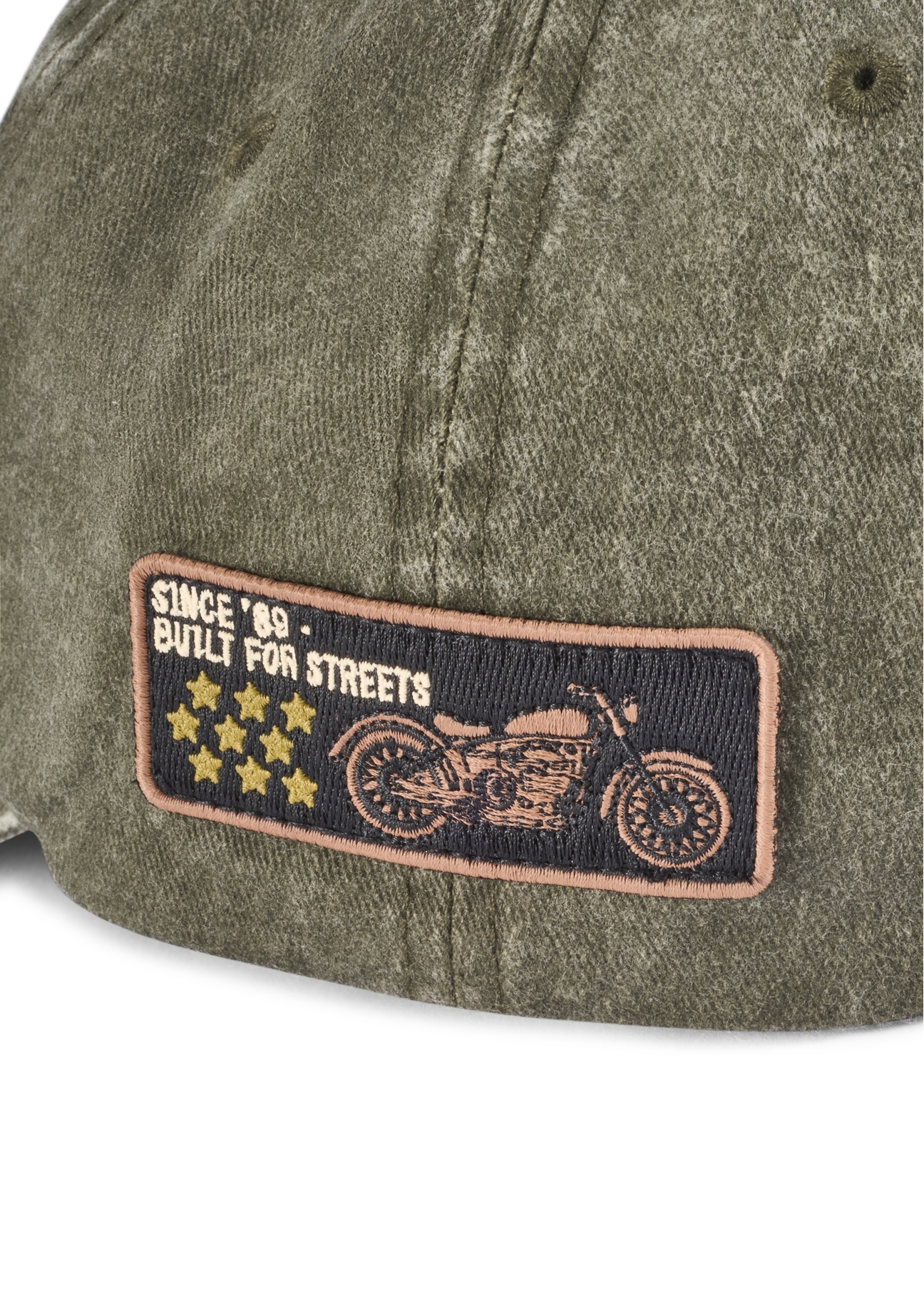 Czapka z daszkiem unisex w kolorze khaki CZALT-0019-8D(W26) - zbliżenie na detal, na białym tle. 