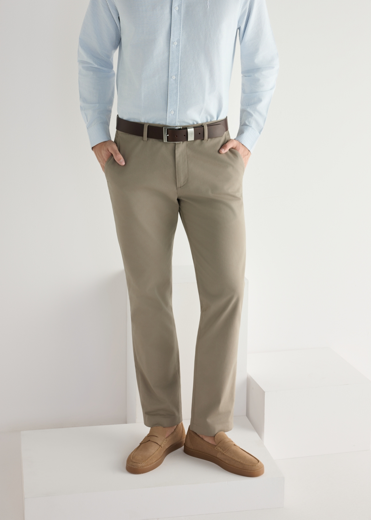 Skórzane beżowe mokasyny męskie BUTYM-0498-1B(W26), widok produktu z przodu na stopach modela.