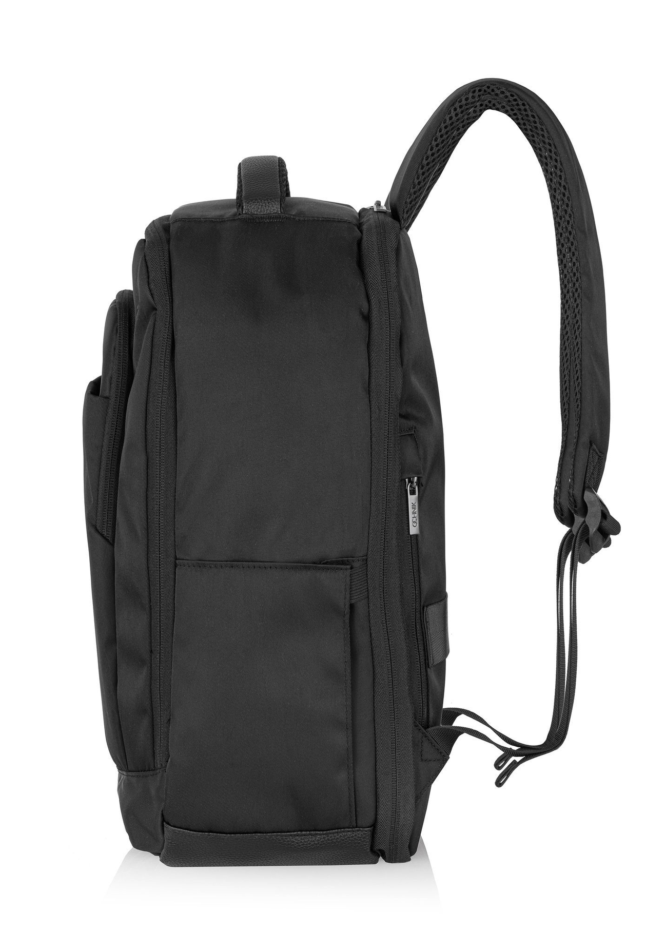 Czarny plecak PLCMN-0014A-99(Z25), widok produktu z boku na białym tle.