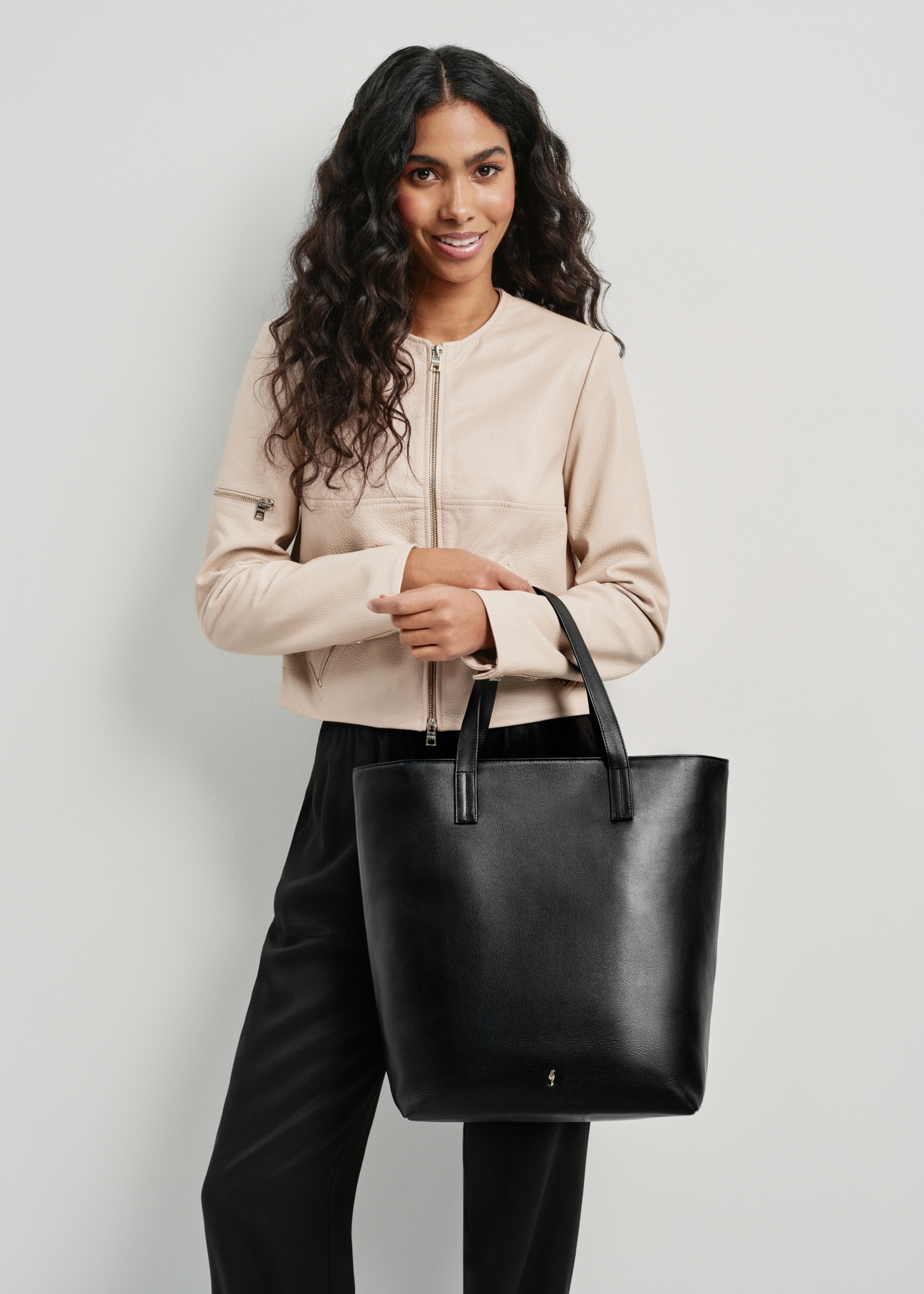 Czarna skórzana torebka shopper TORES-0850A-99(W24)-07