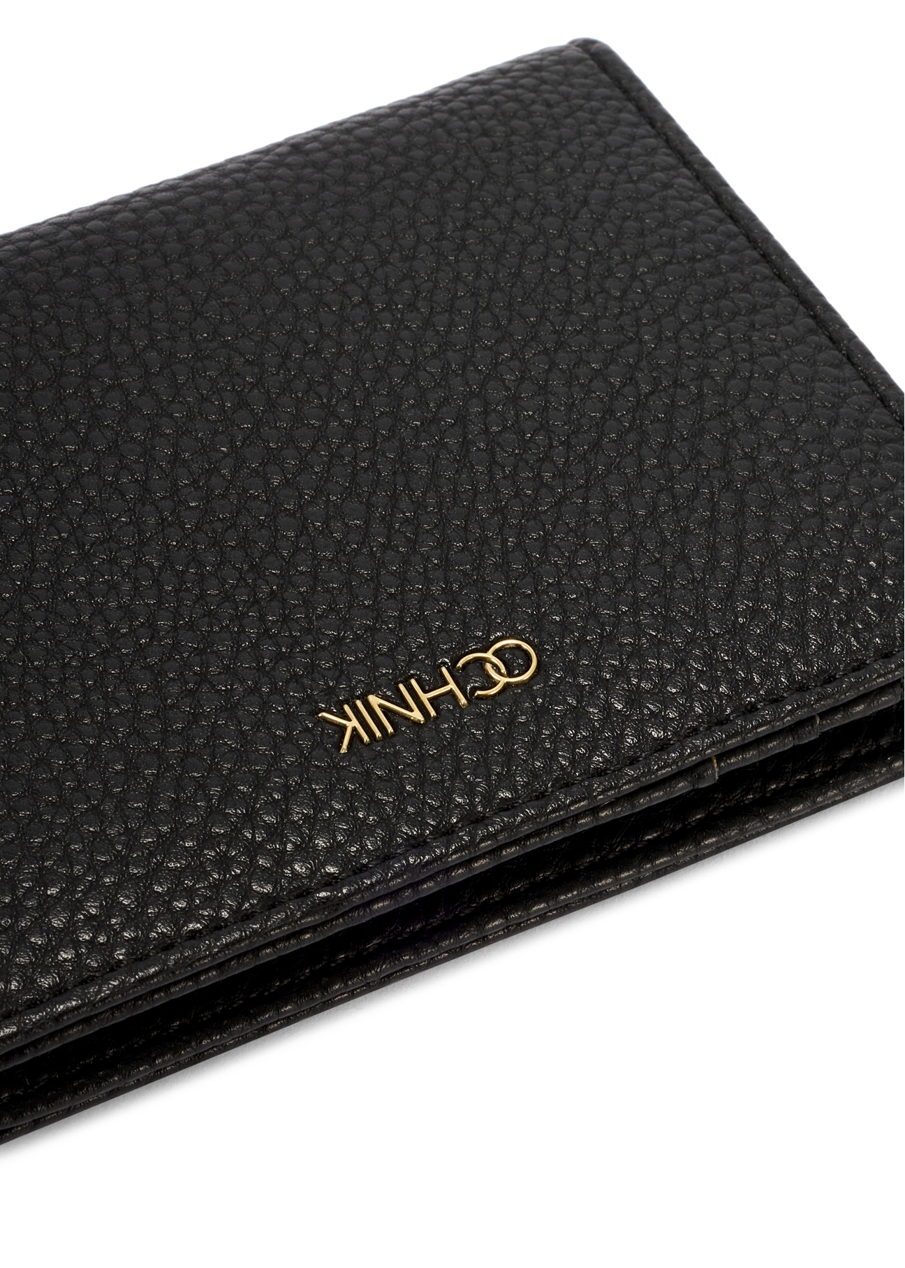 Mały czarny portfel damski POREC-0415-99(W26), zbliżenie na detal produktu na białym tle.