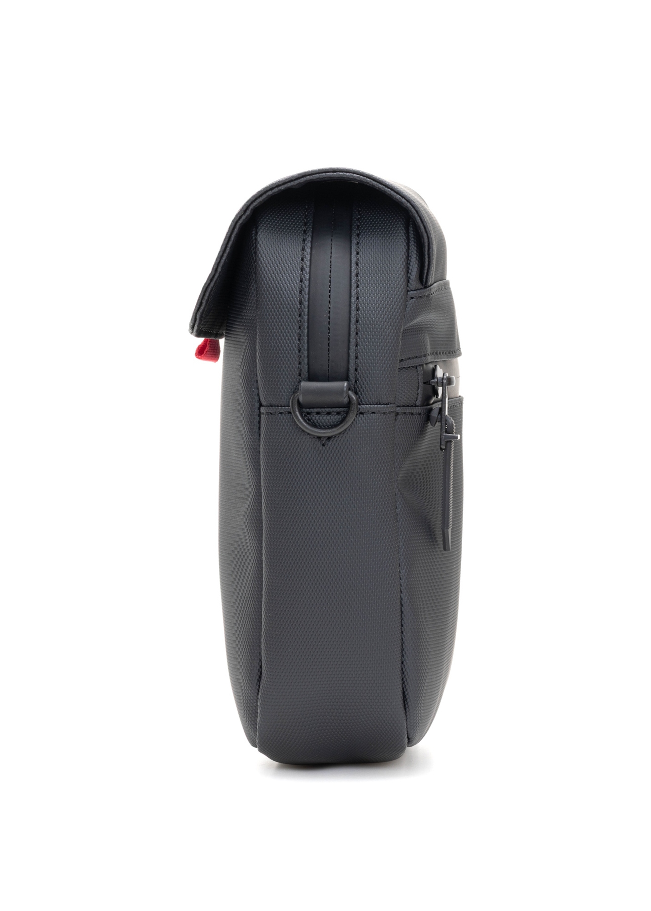 Mała czarna listonoszka męska TORMN-0399-9J(W26), widok produktu z boku na białym tle.