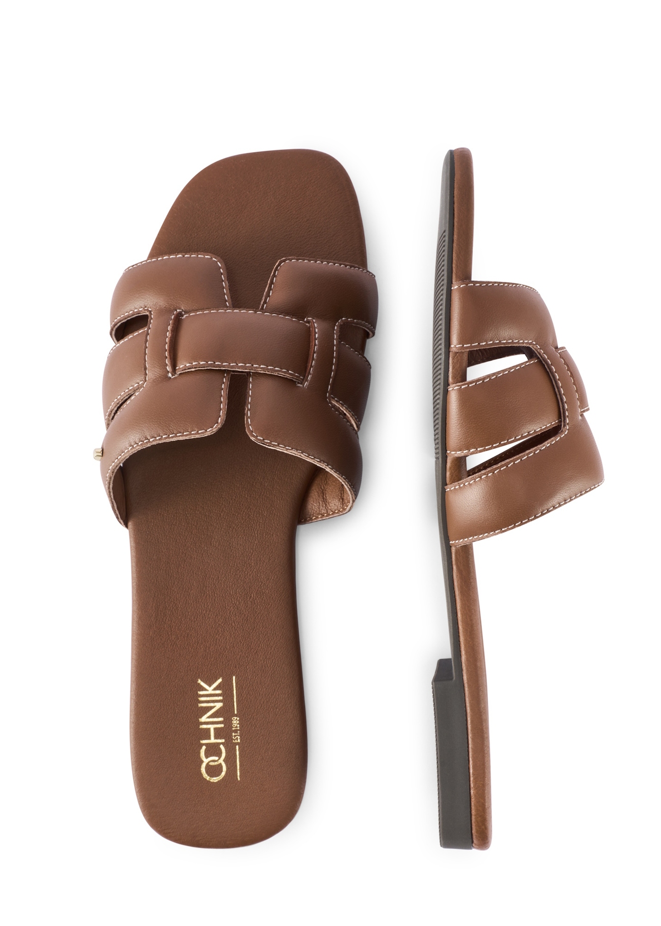 Camelowe skórzane klapki damskie z plecionką BUTYD-1225-1D(W26), widok produktu z góry na białym tle.