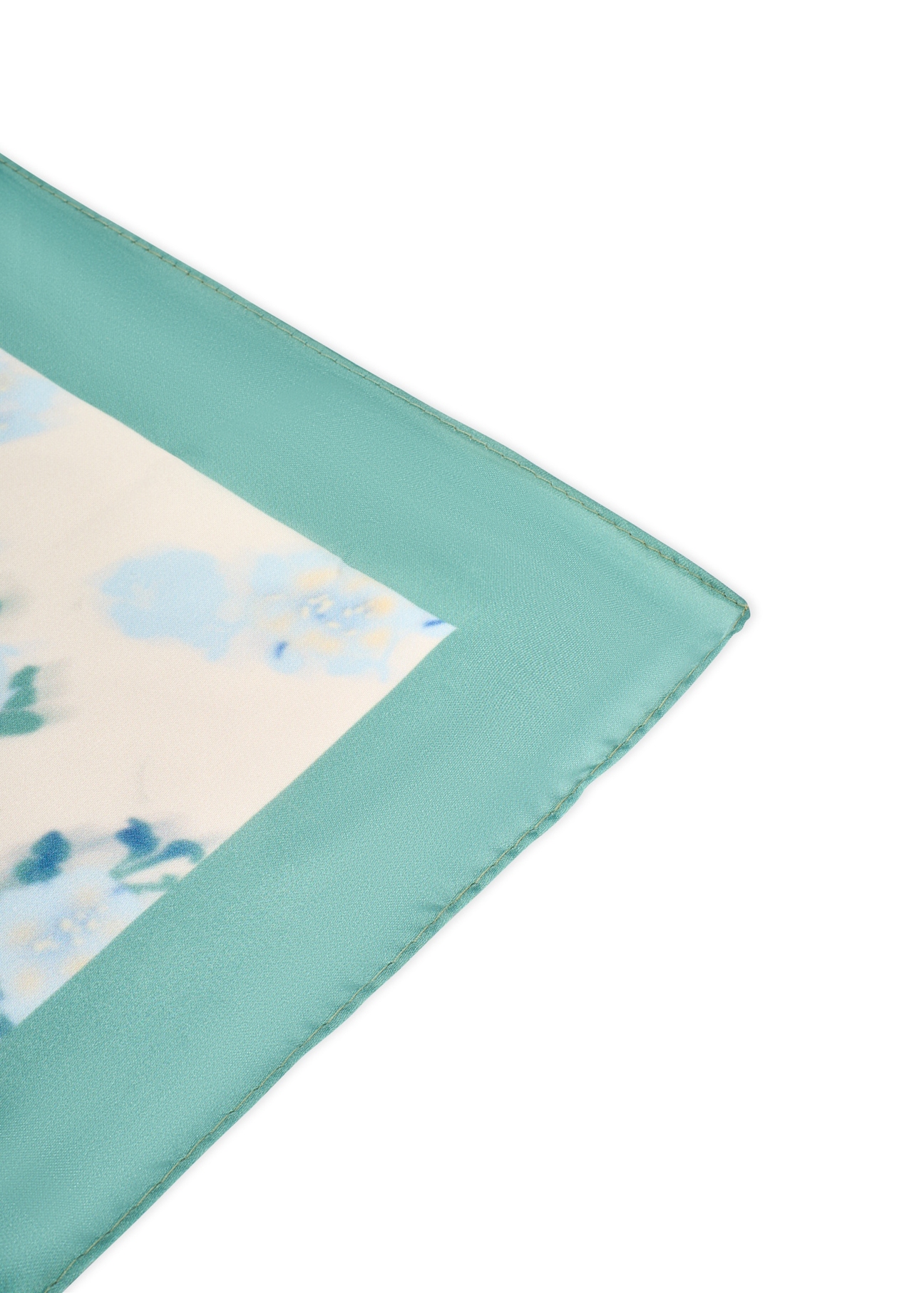 Szalik damski w niebieskie kwiaty SZADT-0191-7B(W26), zbliżenie na produkt na białym tle.