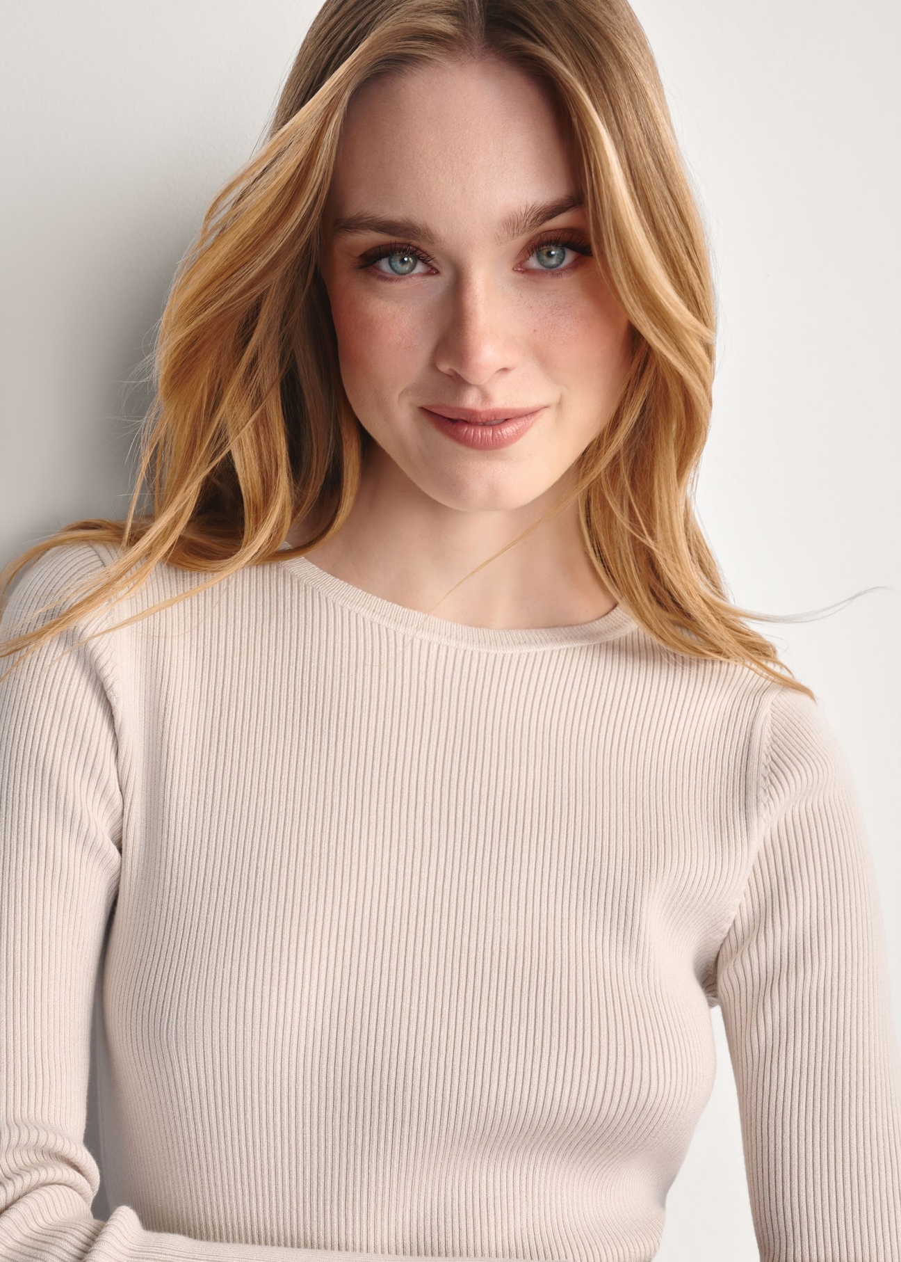 Jasnobeżowy lonsleeve damski LSLDT-0028-80(Z25), zbliżenie na detal produktu na modelce.