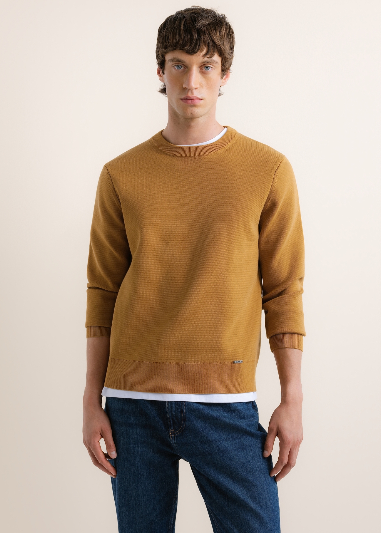 Musztardowy sweter męski SWEMT-0217-2D(Z26), widok produktu z przodu na modelu. Widoczna połowa sylwetki.