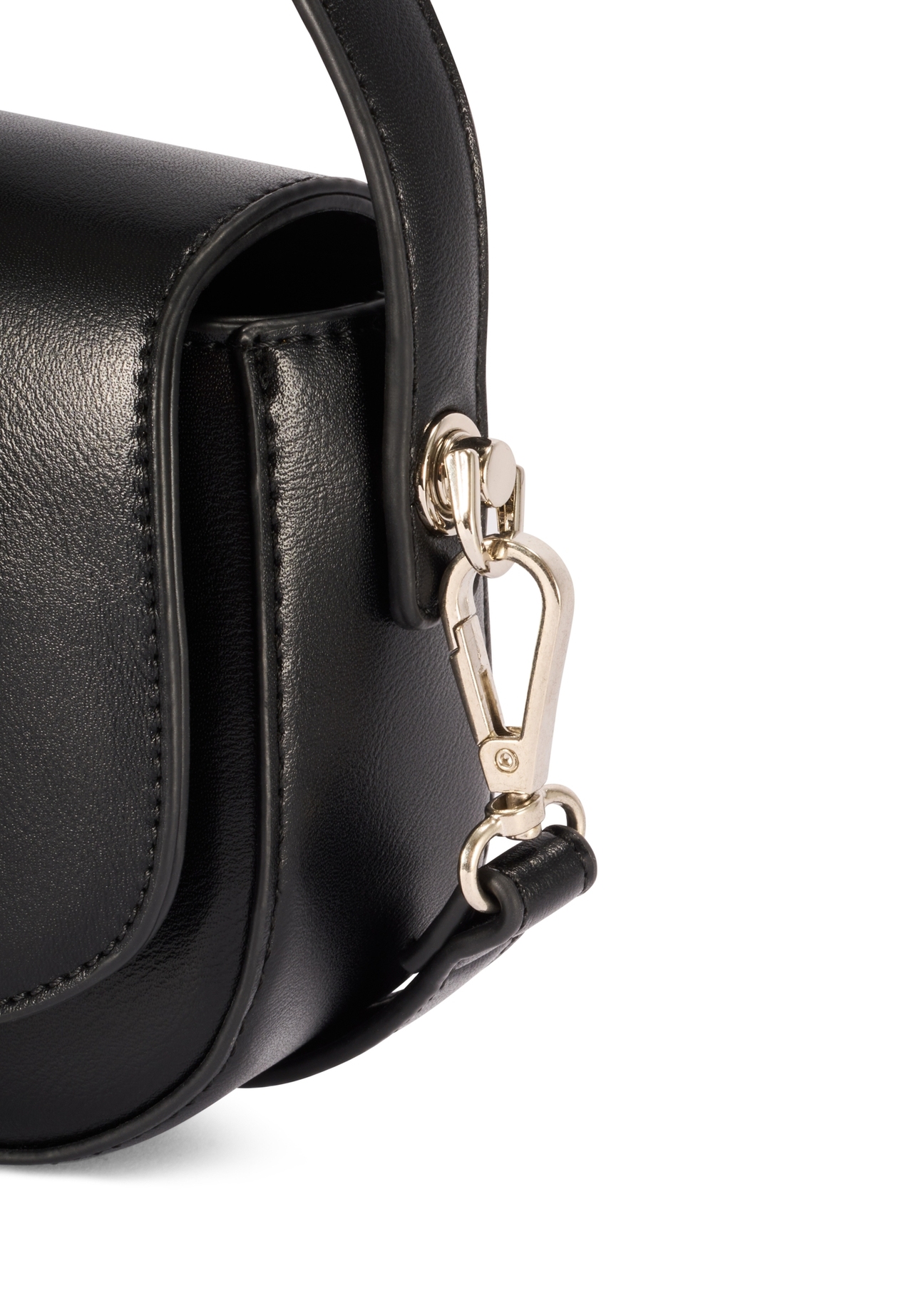 Mała czarna torebka listonoszka damska TOREC-1185-99(W26), zbliżenie na detal produktu na białym tle.