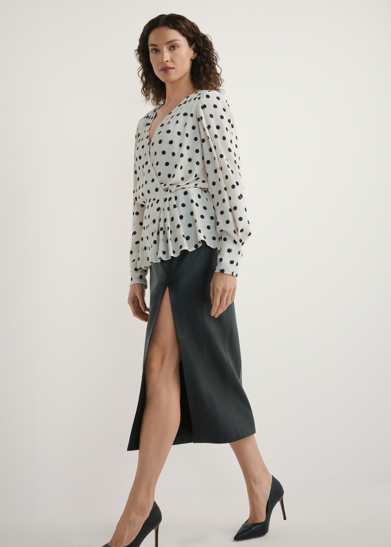 Kremowa bluzka damska w grochy BLUDT-0204-0P(W26), widok produktu z przodu na modelce. Widoczna cała sylwetka.