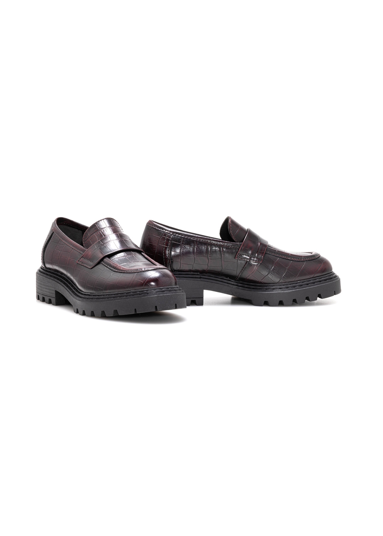 Bordowe mokasyny damskie croco BUTYD-1189-90(Z25), widok produktu skosem na białym tle.
