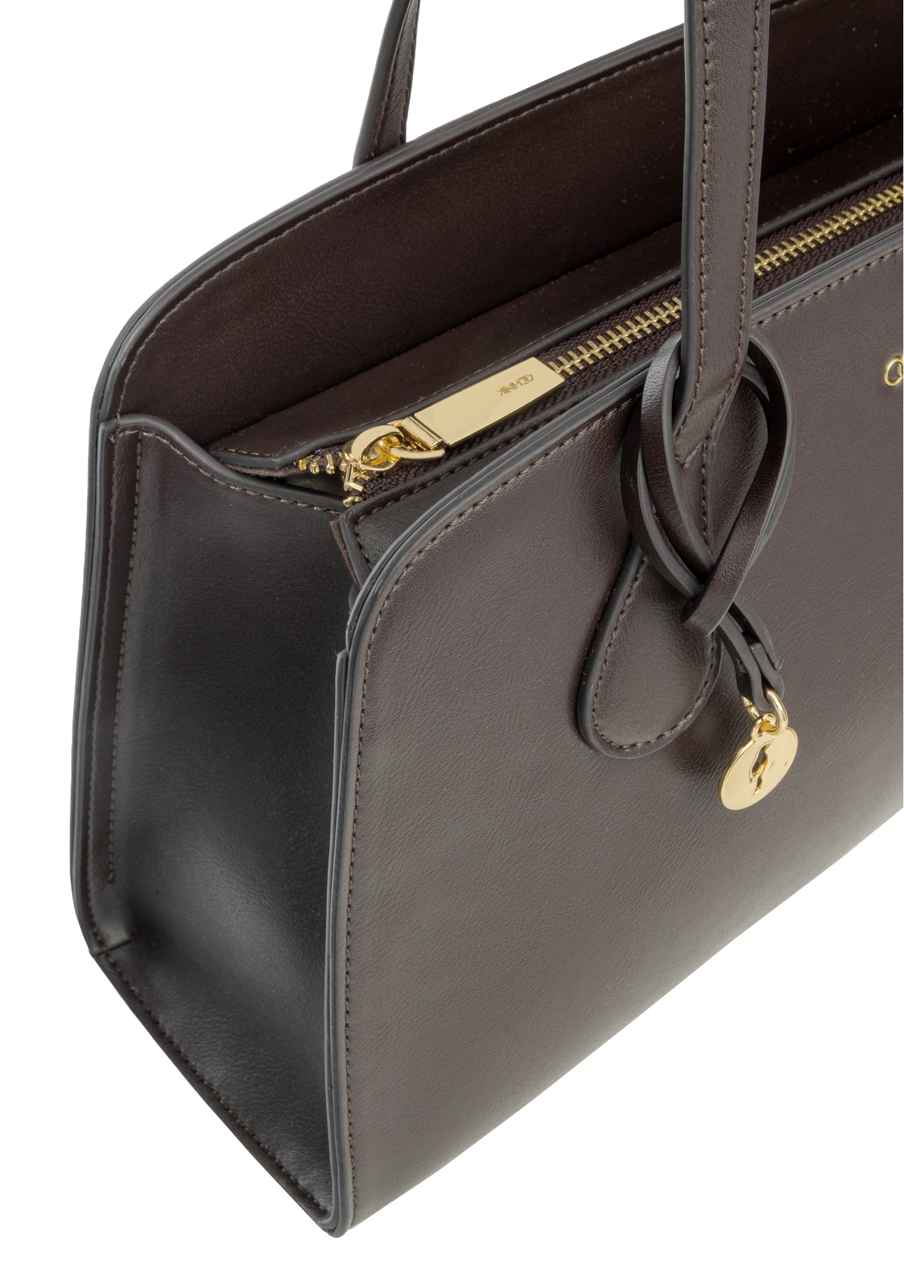 Brązowa torebka na ramię TOREC-1236-1H(W26), zbliżenie na detal produktu na białym tle.