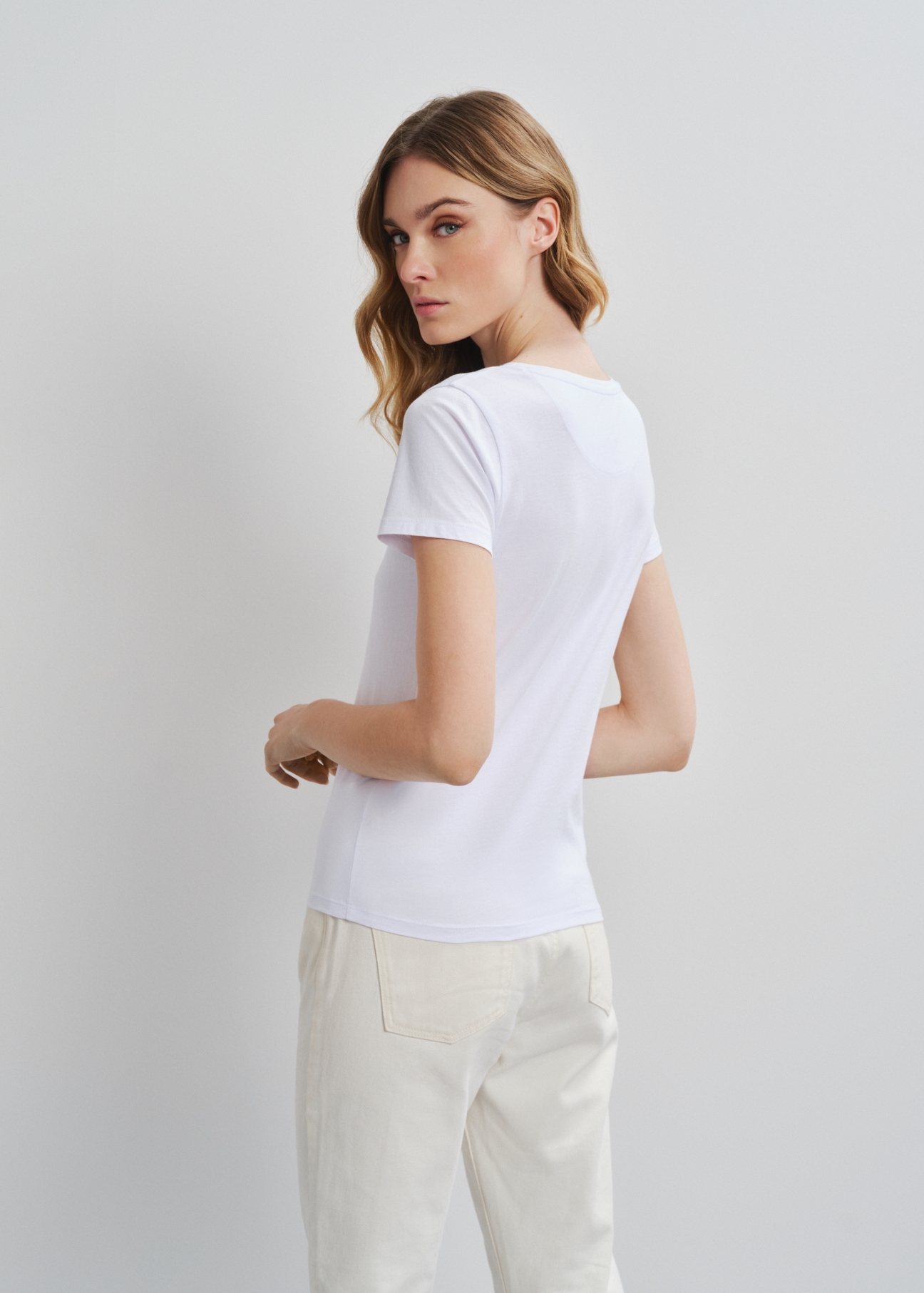 Biały T-shirt damski z cekinowym logo TSHDT-0108-11(W23)-02