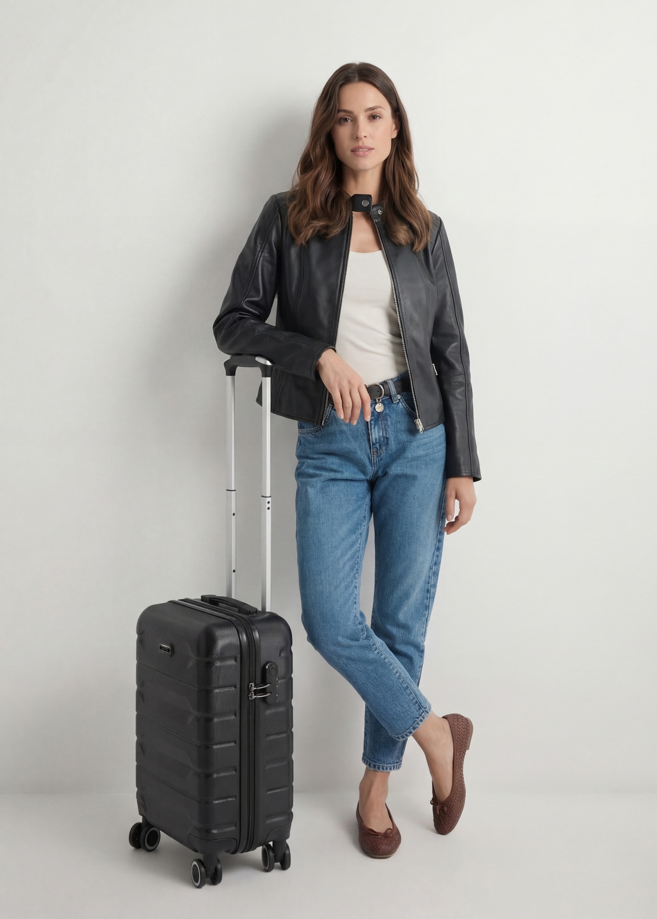 Walizka mała na kółkach WALAB-0067-99-19(W25), widok produktu skosem przy modelce, widoczna cała modelka.