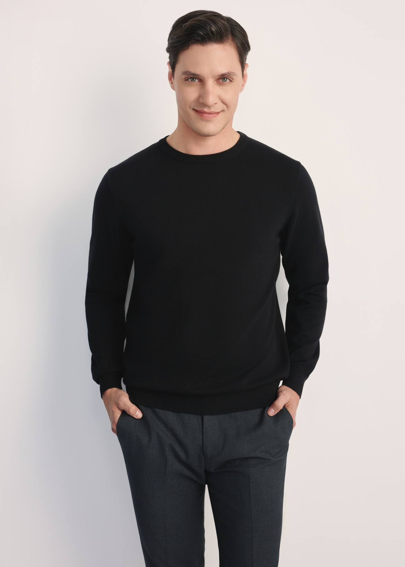 Czarny sweter męski basic SWEMT-0114A-99(Z24), widok produktu od przodu na modelu, widoczne pół sylwetki.