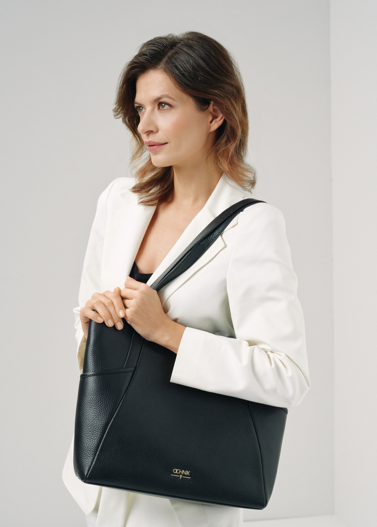 Czarna skórzana torebka shopper TORES-0980-99(W24)-08