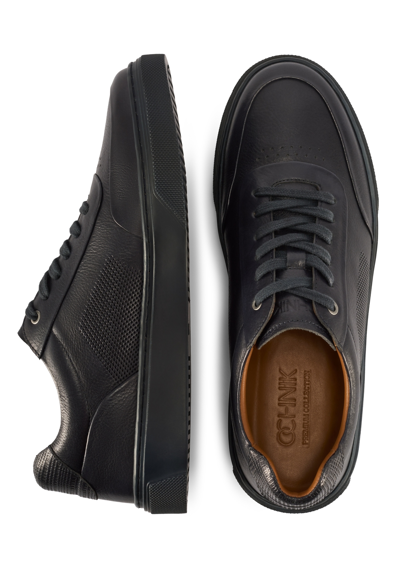 Skórzane sneakersy męskie w kolorze granatowym BUTYM-0484-7E(W26) - widok produktu z góry, na białym tle. 