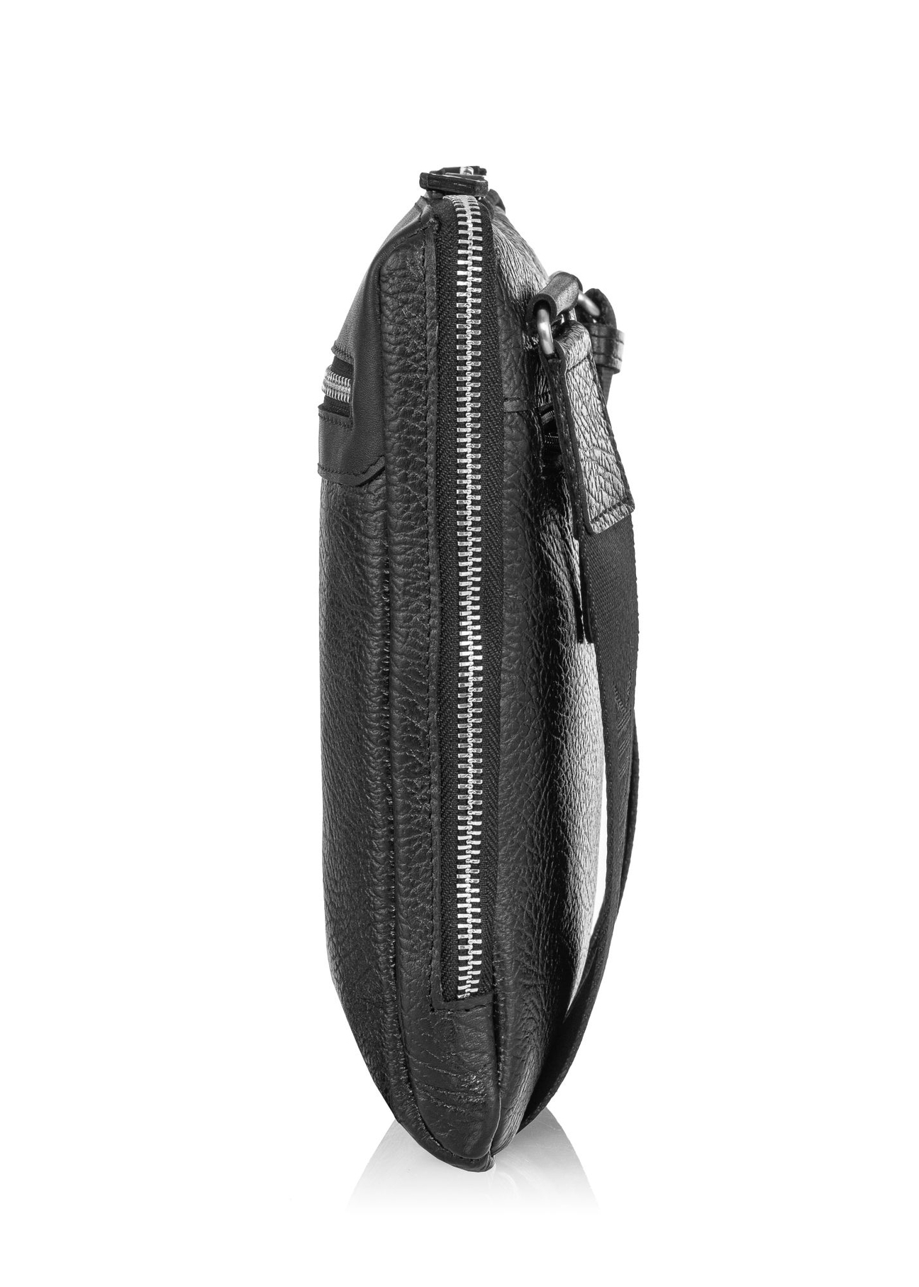 Skórzana listonoszka męska TORMS-0294A-99(Z25), widok produktu z boku na białym tle.