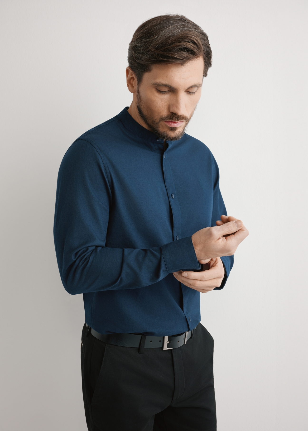 Granatowa bawełniana koszula męska KOSMT-0326-7E(W26), widok produktu z przodu na modelu. Widoczna połowa sylwetki.
