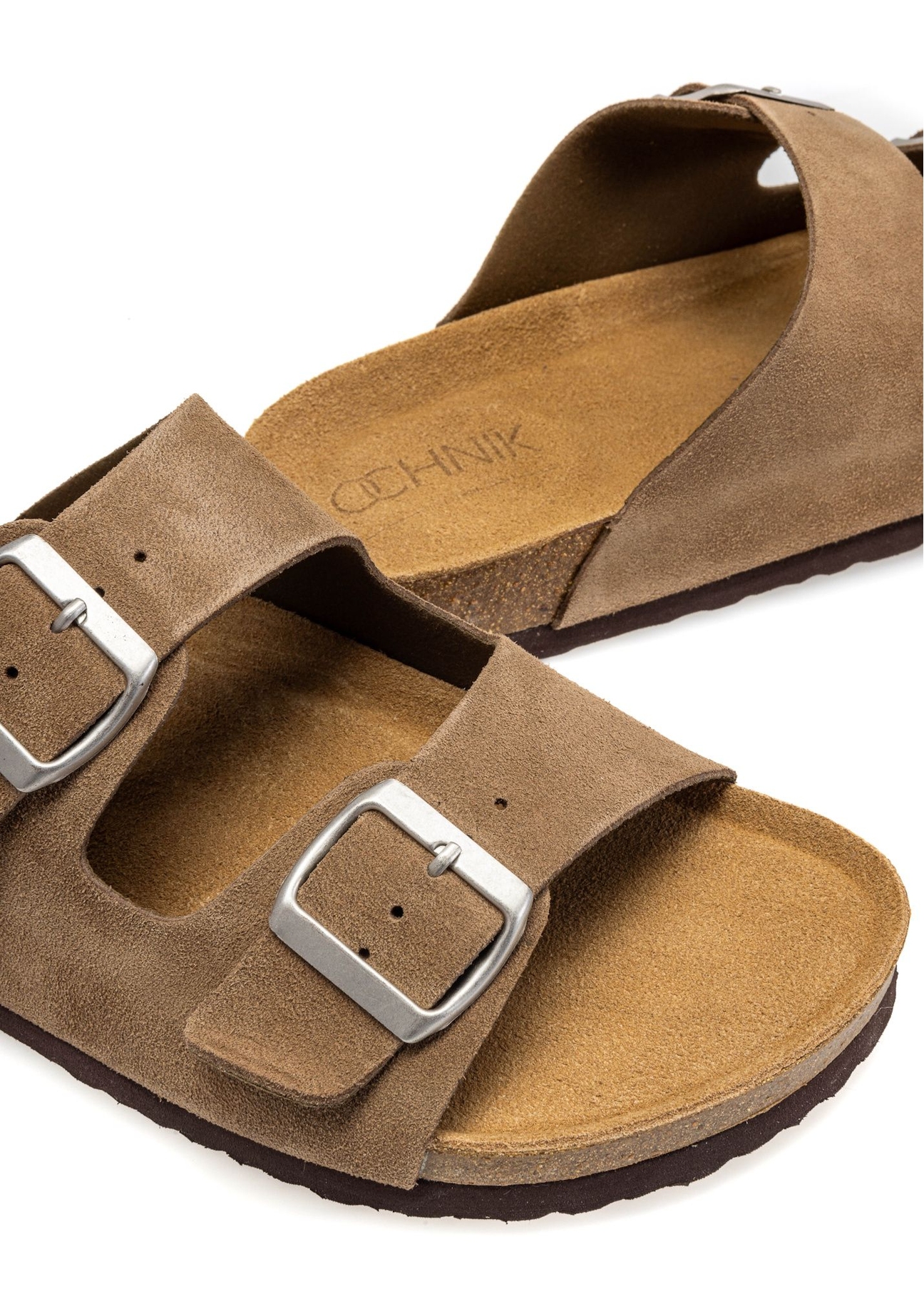 Skórzane klapki męskie w kolorze chłodnego beżu BUTYM-0495-1K(W26), zbliżenie na produkt na białym tle.