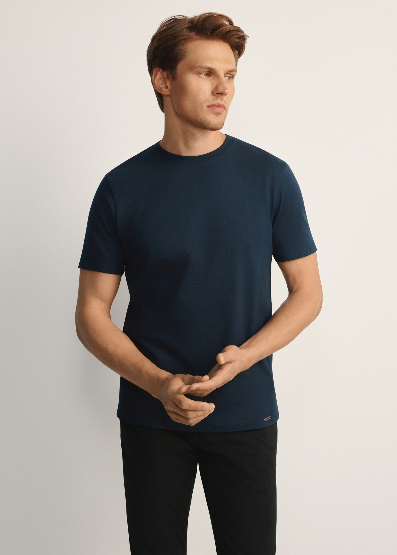 Granatowy bawełniany t-shirt męski TSHMT-0108-68(Z25), widok produktu od przodu na modelu, widoczna połowa sylwetki.
