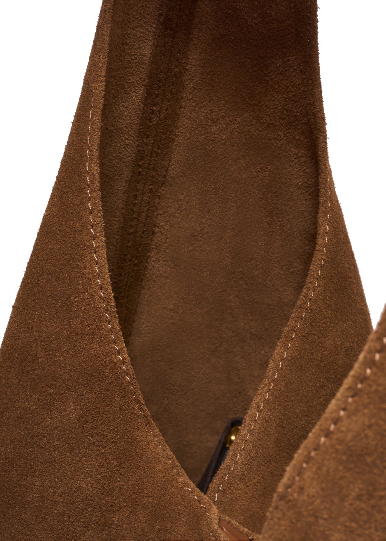 Zamszowa torebka shopper w kolorze koniaku TORES-1403-1F(Z26) - zbliżenie na detal, na białym tle. 