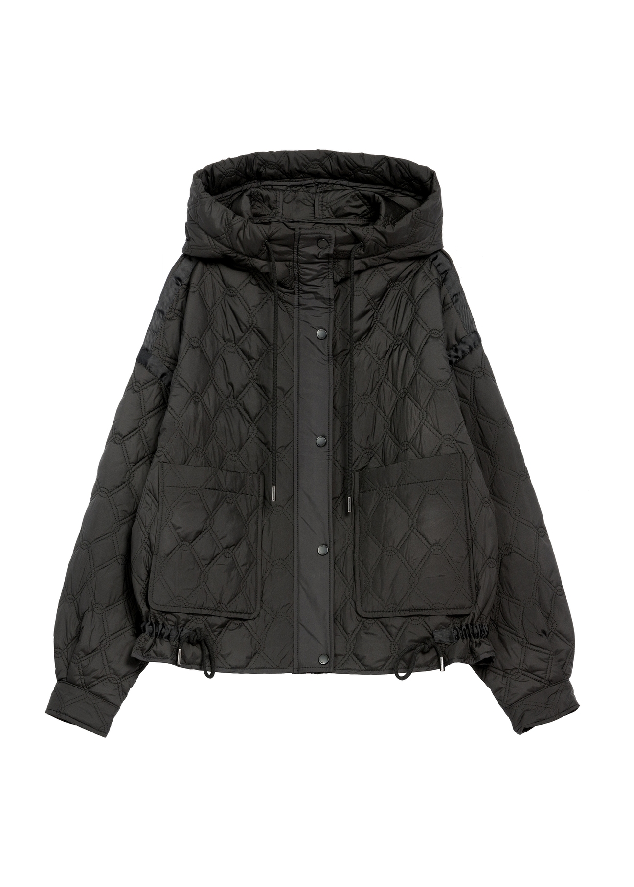 Czarna krótka pikowana kurtka oversize KURDT-0660-99(W26) - widok produktu z przodu, na białym tle. 