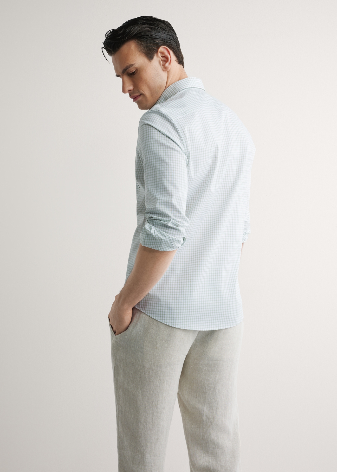 Bawełniana koszula męska w szałwiową kratkę KOSMT-0277-8F(W26), widok produktu z tyłu na modelu. Widoczna połowa sylwetki.