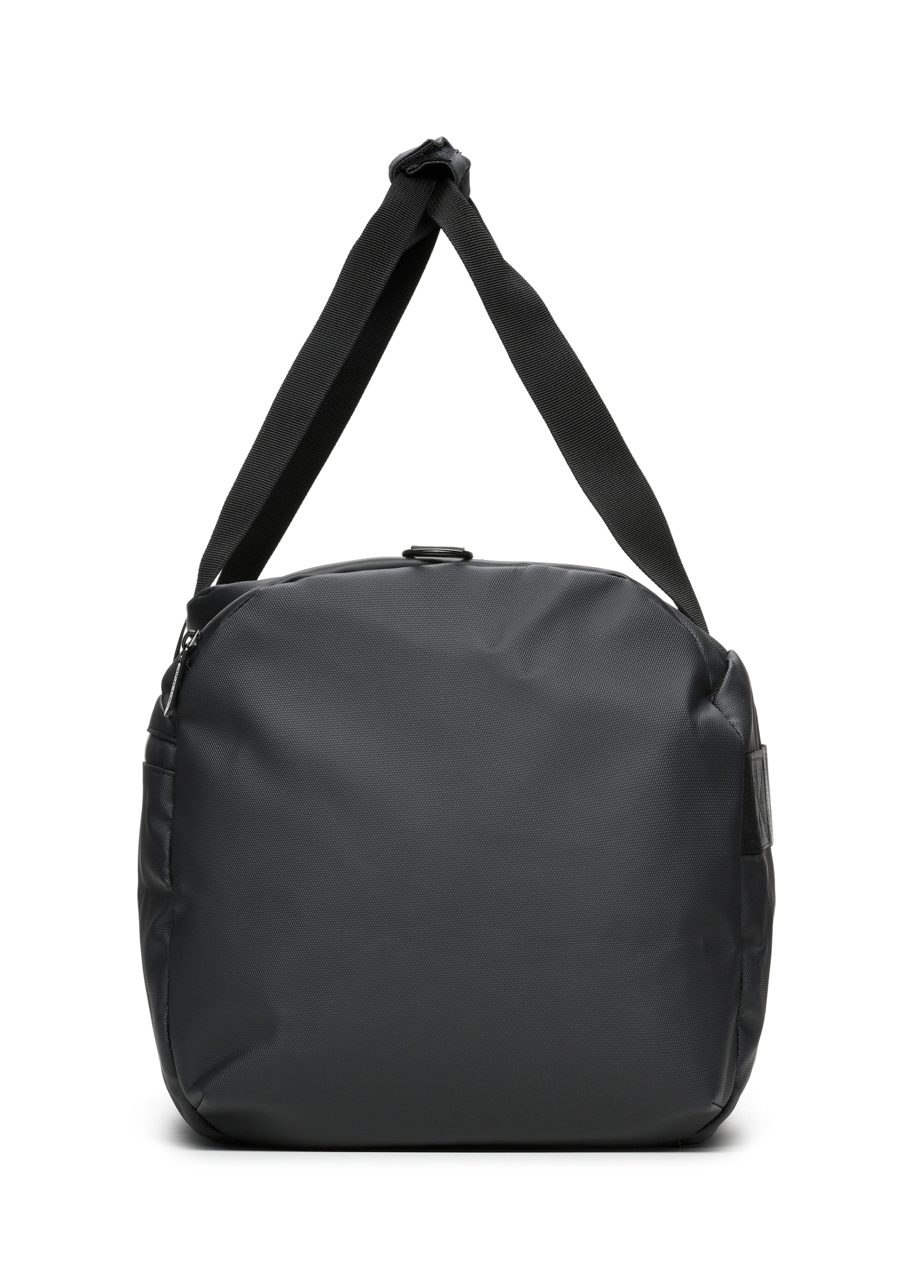 Czarna torba podróżna TORMN-0412-99(W26), widok produktu z boku na białym tle.