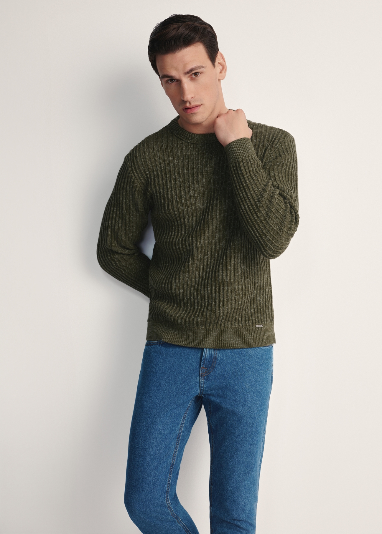 Sweter męski khaki SWEMT-0183-55(Z25), widok produktu z przodu na modelu. Widoczna połowa sylwetki.