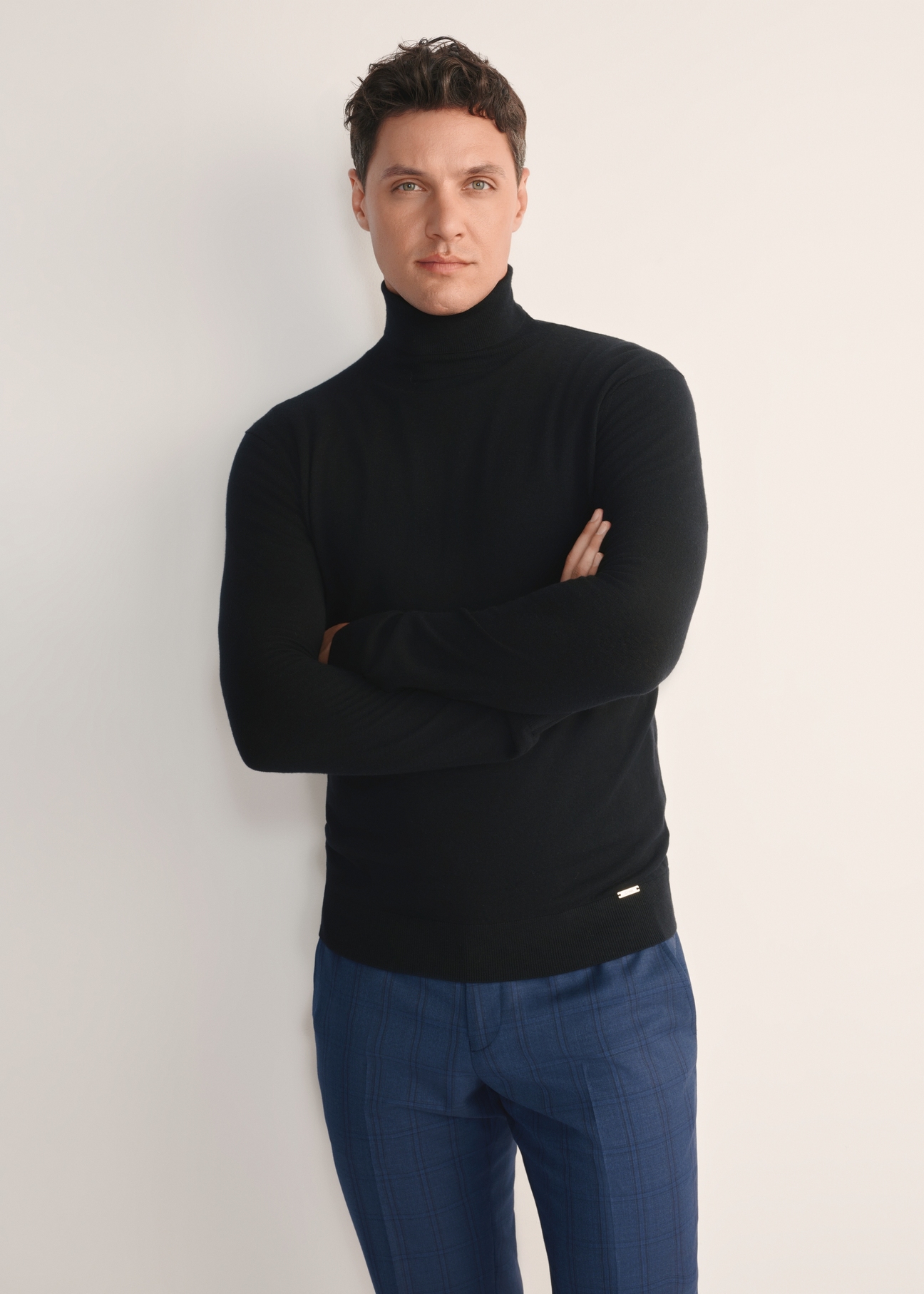 Czarny sweter męski z golfem SWEMT-0185-99(Z25), widok produktu z przodu na modelu. Widoczna połowa sylwetki.