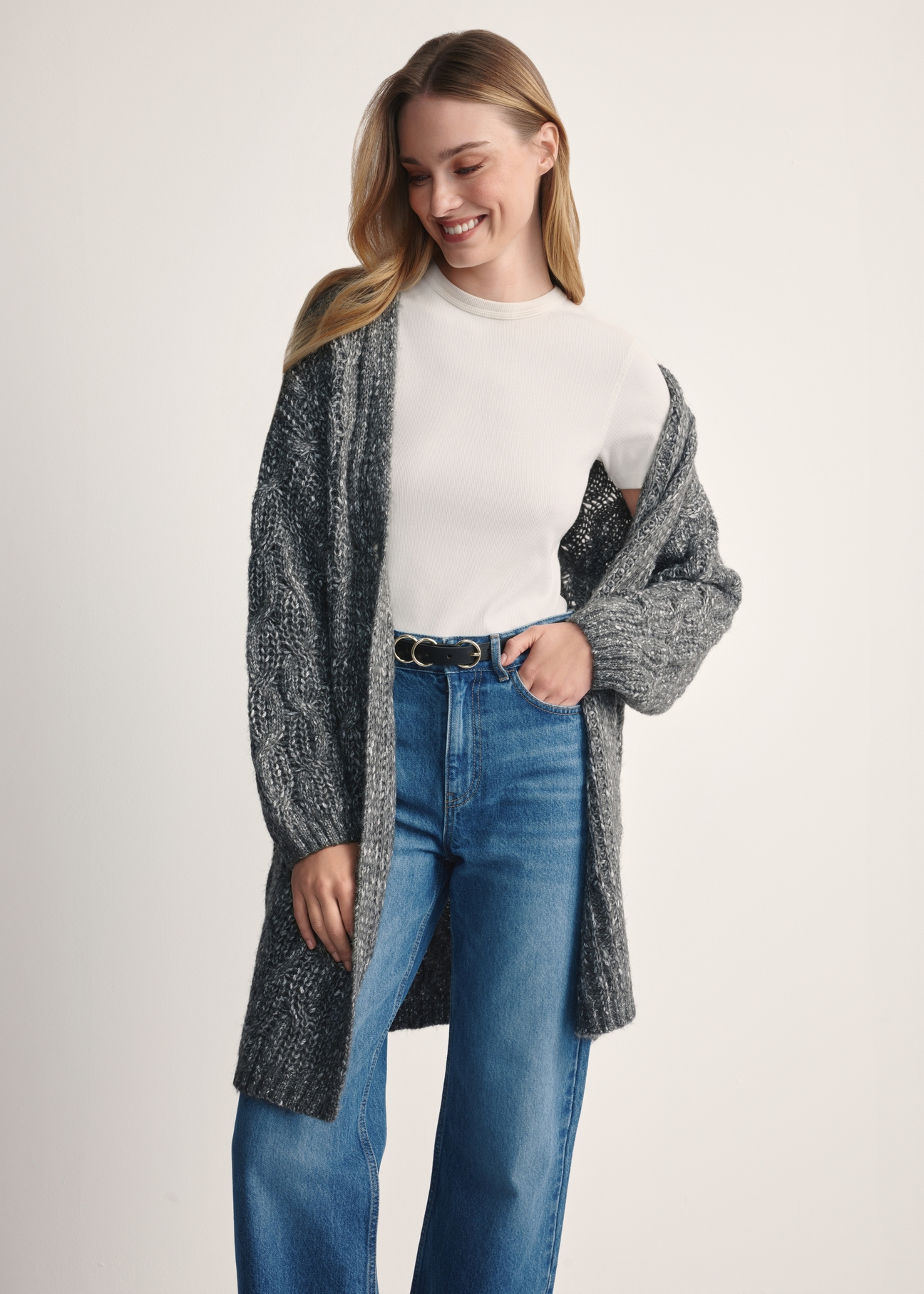 Długi kardigan damski w kolorze grafitowym KARDT-0055-95(Z25), produktu widoczny od przodu na modelce, widoczne pół sylwetki.