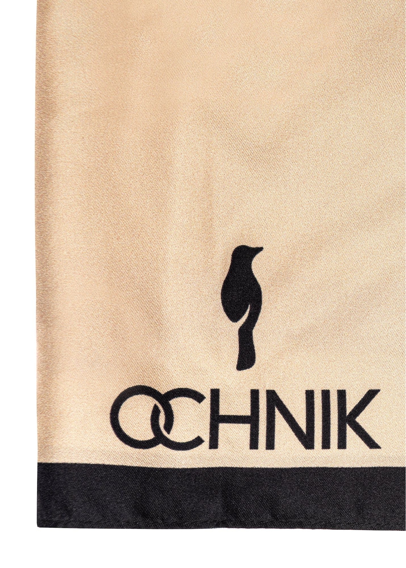 Jasnobeżowy szalik damski z jedwabiu SZADT-0188-1B(W26), zbliżenie na detal produktu na białym tle.