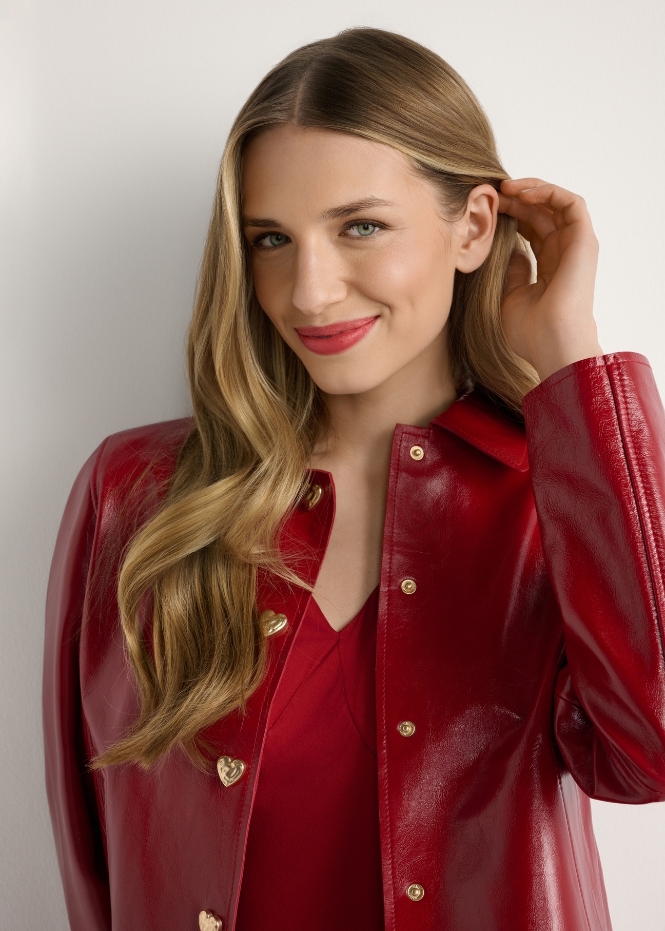 Czerwona krótka kurtka damska KURDS-0612-4B(W26), widok produktu od przodu na modelce, zbliżenie na tors.