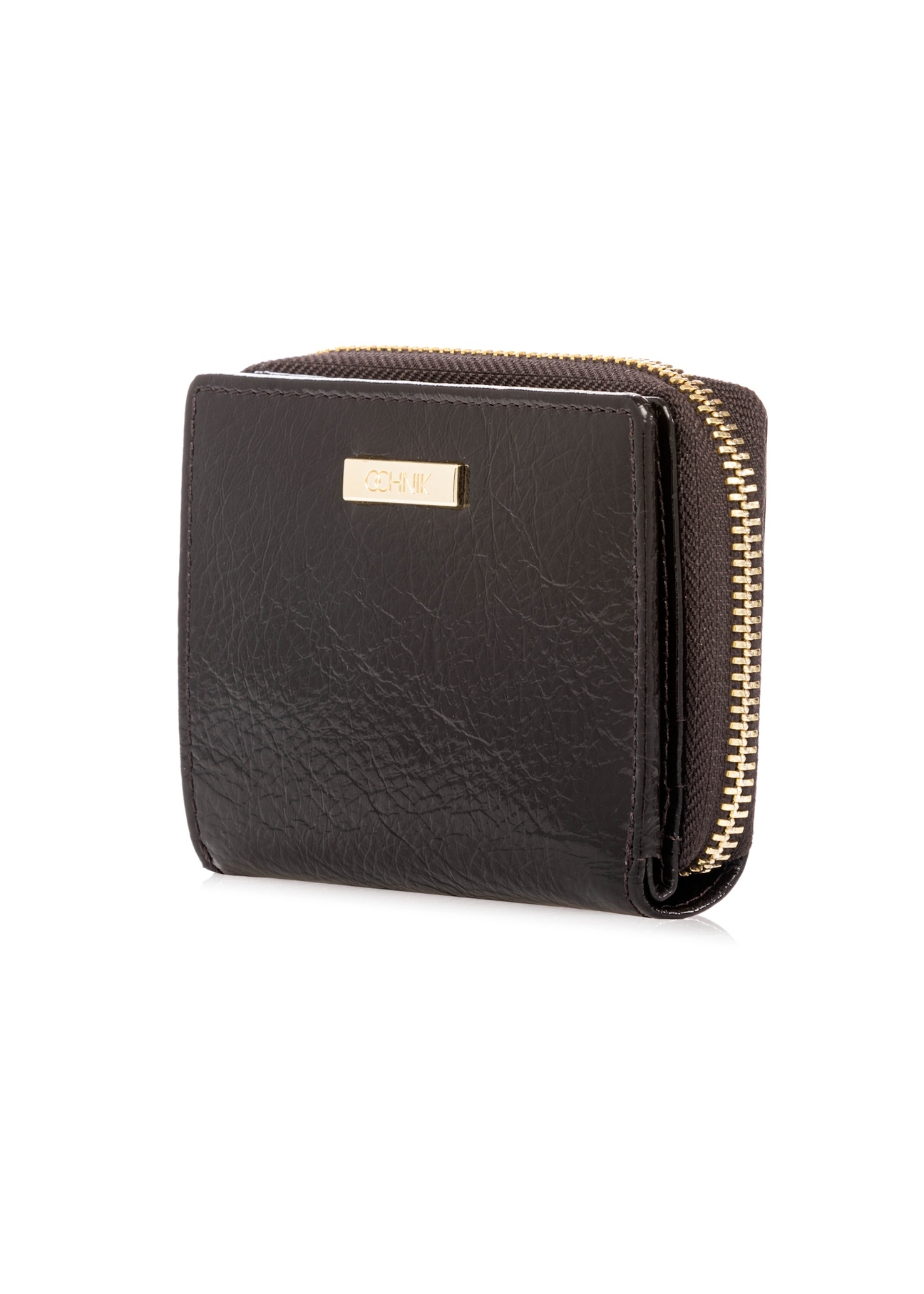 Mały brązowy skórzany portfel damski PORES-0988-1I(W26), widok produktu skosem na białym tle.