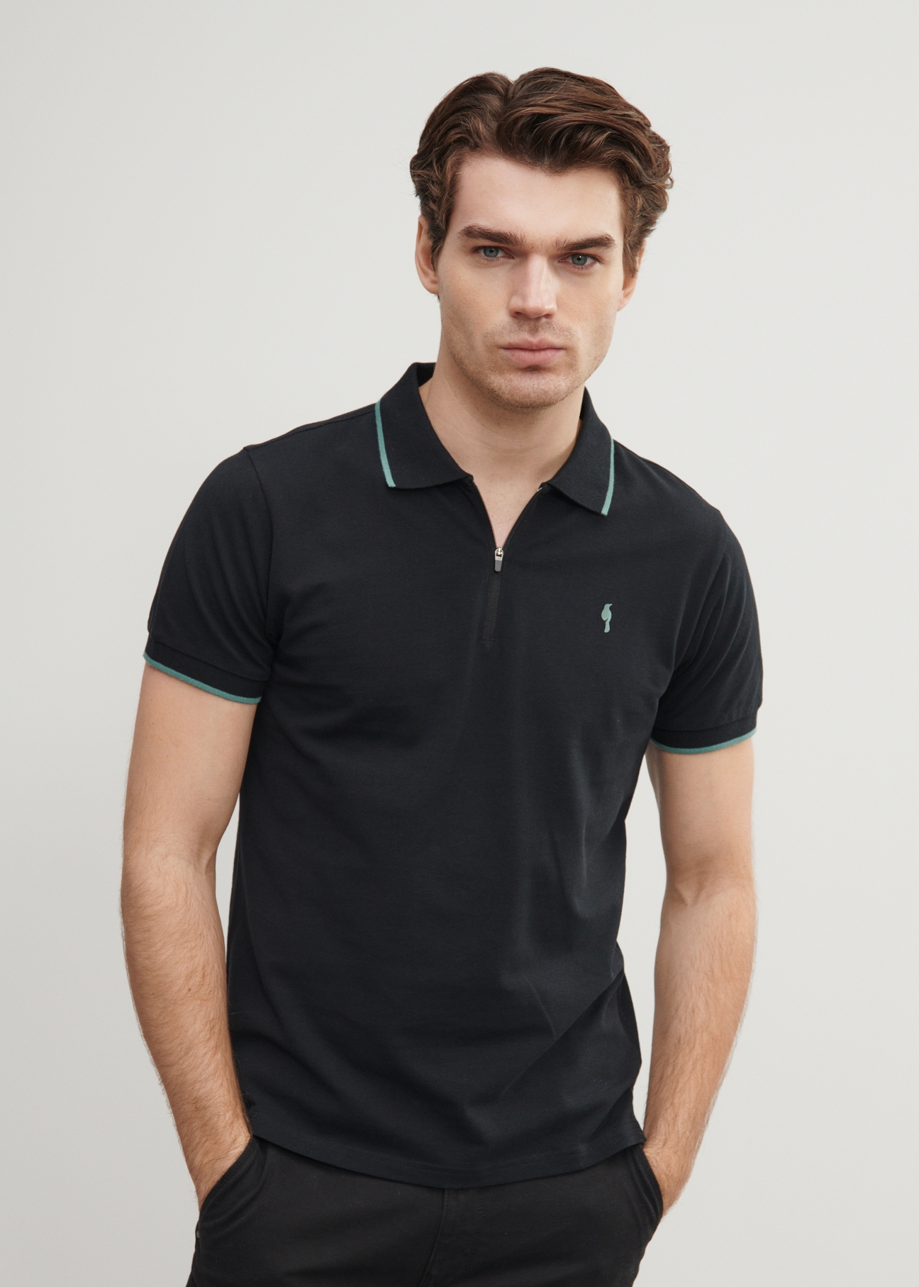 Czarna koszulka polo z logo POLMT-0059-99(W23)-01