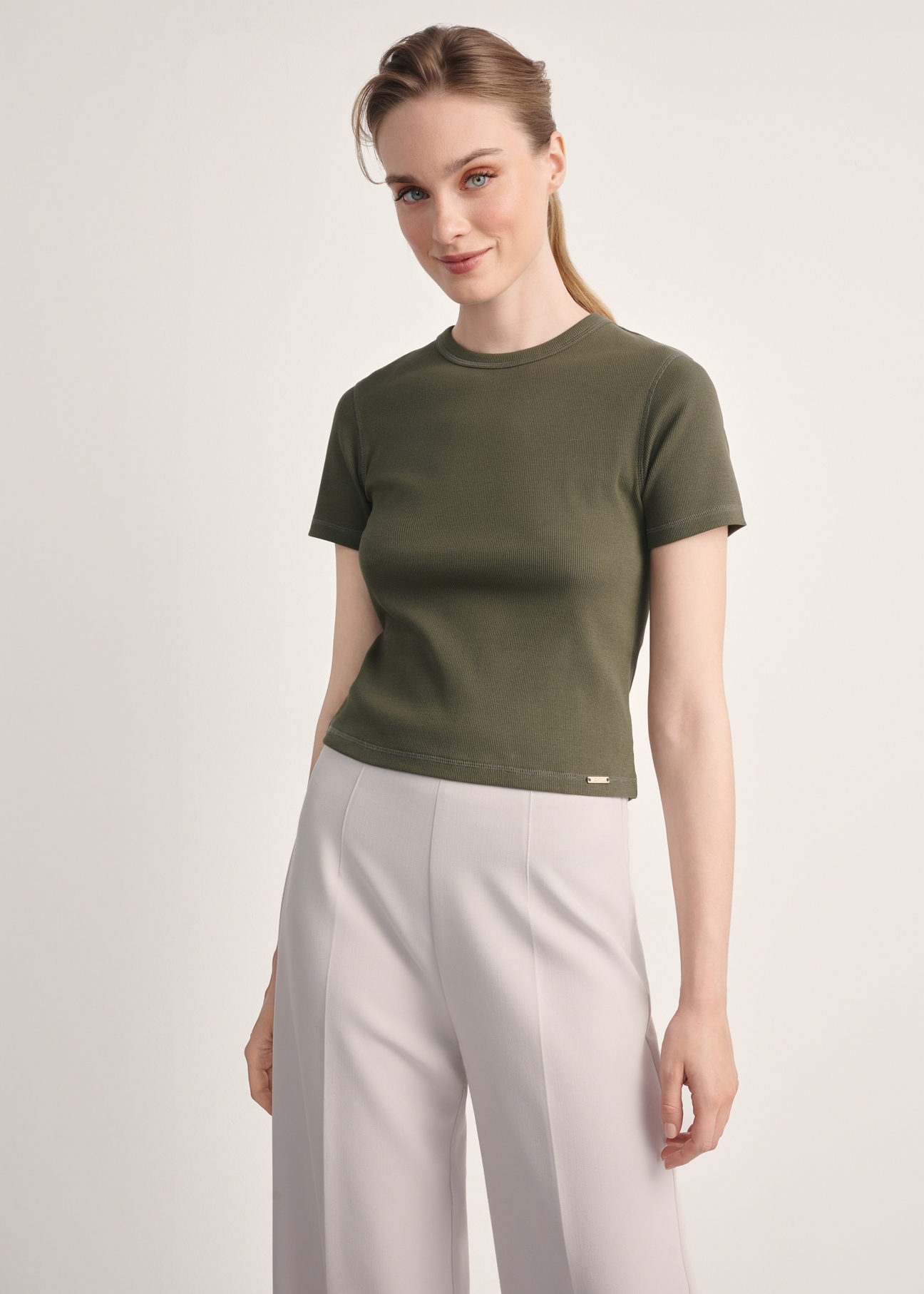 T-shirt damski w kolorze khaki TSHDT-0145-55(Z25), produkt widoczny od przodu na modelce, widoczne pół sylwetki.