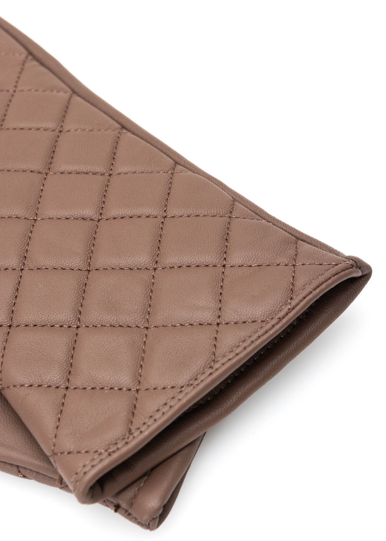 Skórzane camelowe rękawiczki damskie REKDS-0079A-24(Z25), zbliżenie na detal produktu, widok na białym tle.