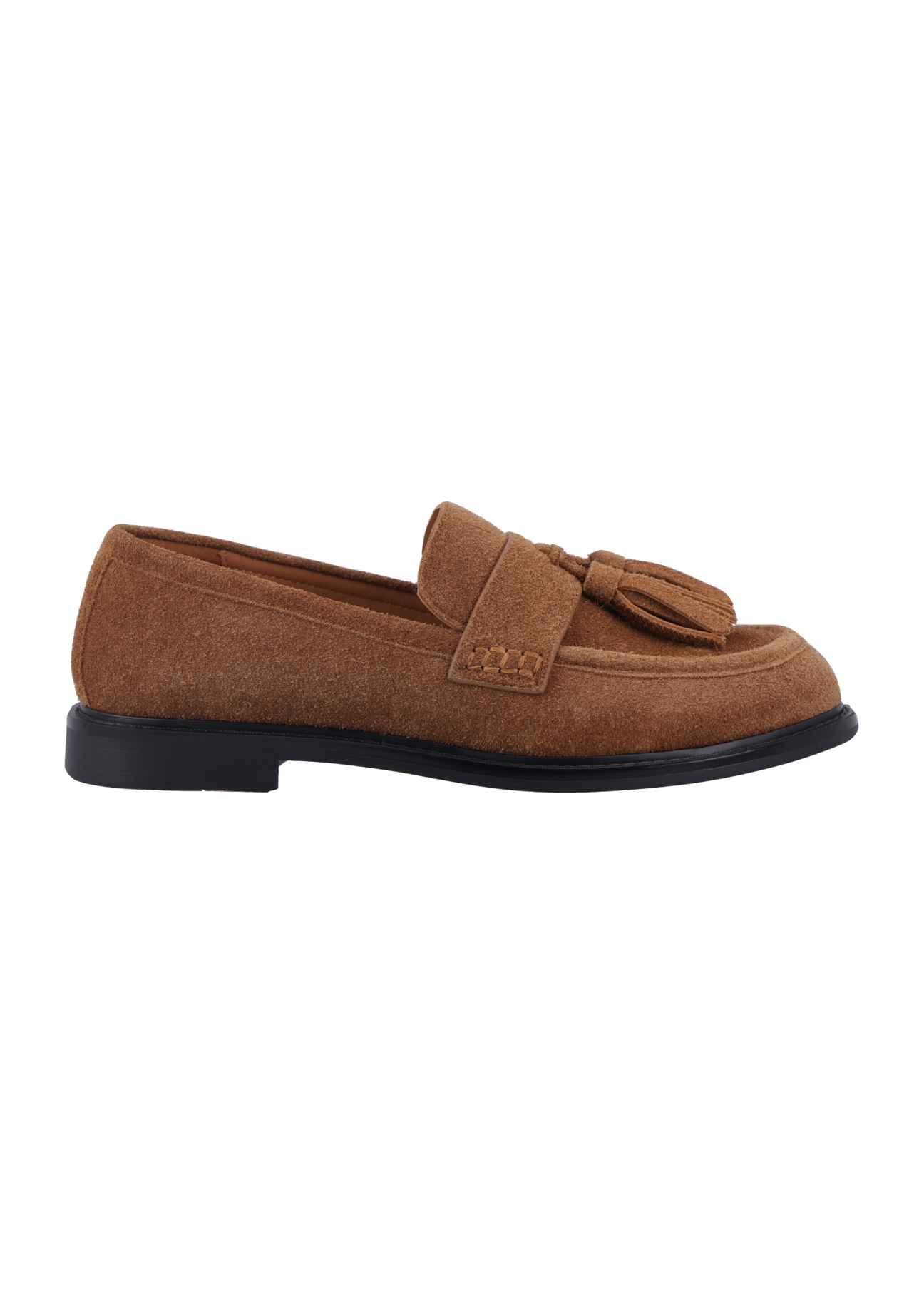 Zamszowe mokasyny damskie w kolorze koniaku BUTYD-1331-1F(Z26), widok produktu z boku na białym tle.
