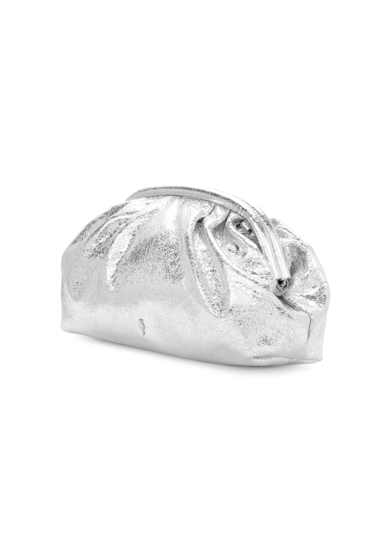 Srebrna skórzana torebka damska TORES-1175-92(Z25), widok produktu skosem na białym tle.