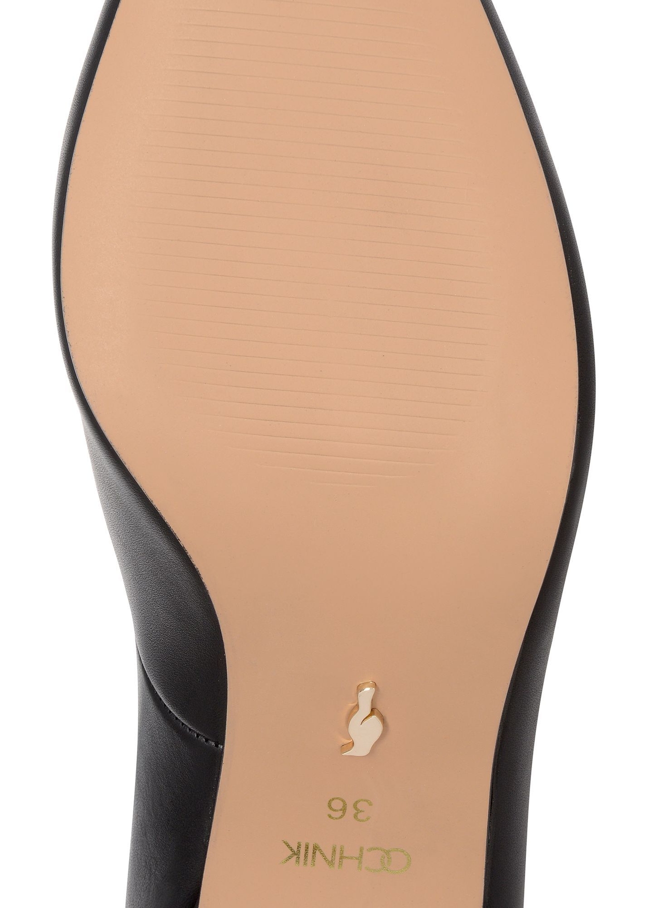 Czarne skórzane czółenka damskie BUTYD-1031A-99(W26), widok podeszwy produktu na białym tle.