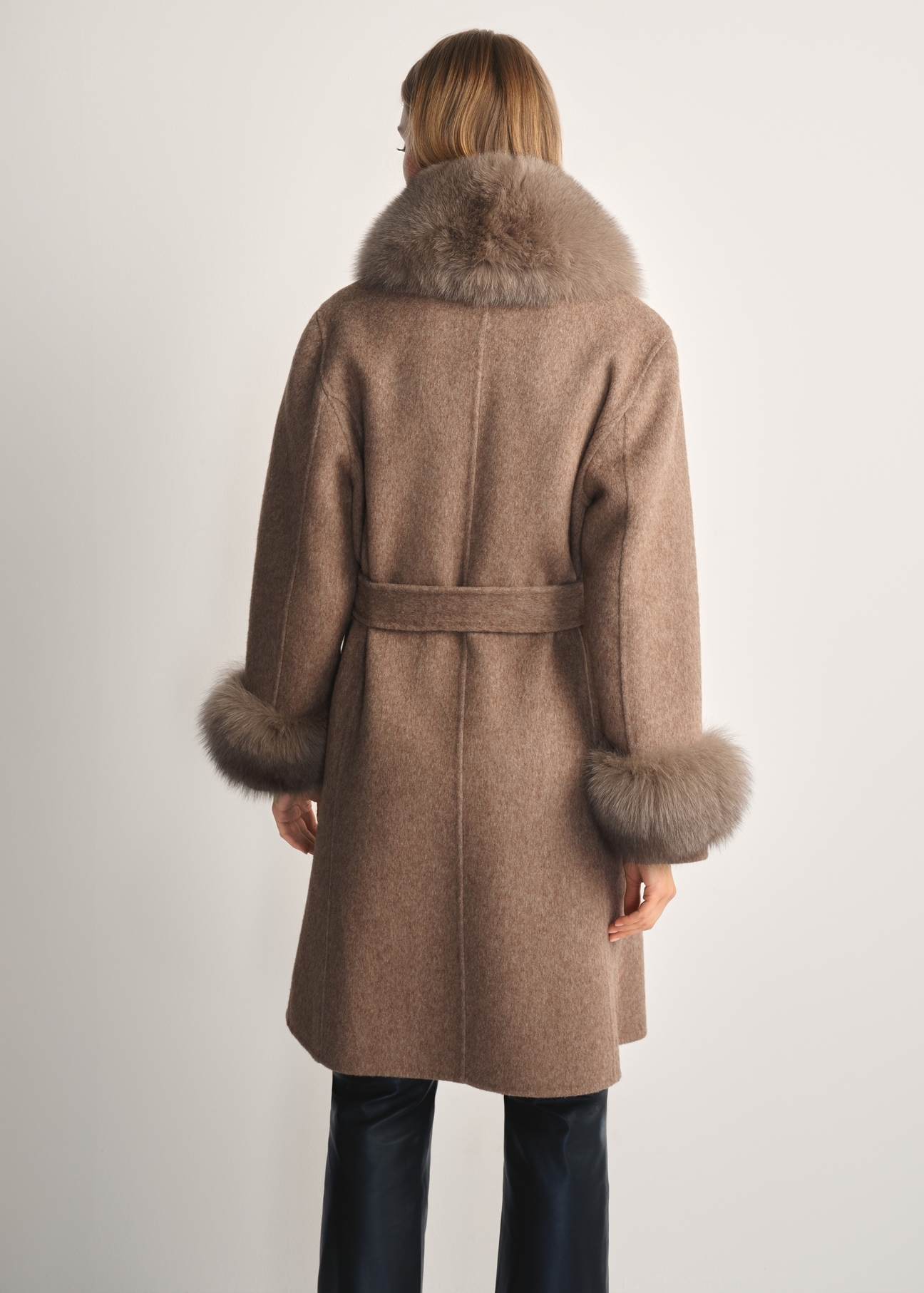 Długie wełniane futro damskie w kolorze camelu FUTDF-0112-3181(Z25) - widok produktu z tyłu na modelce na białym tle. Widoczna sylwetka do kolana. 