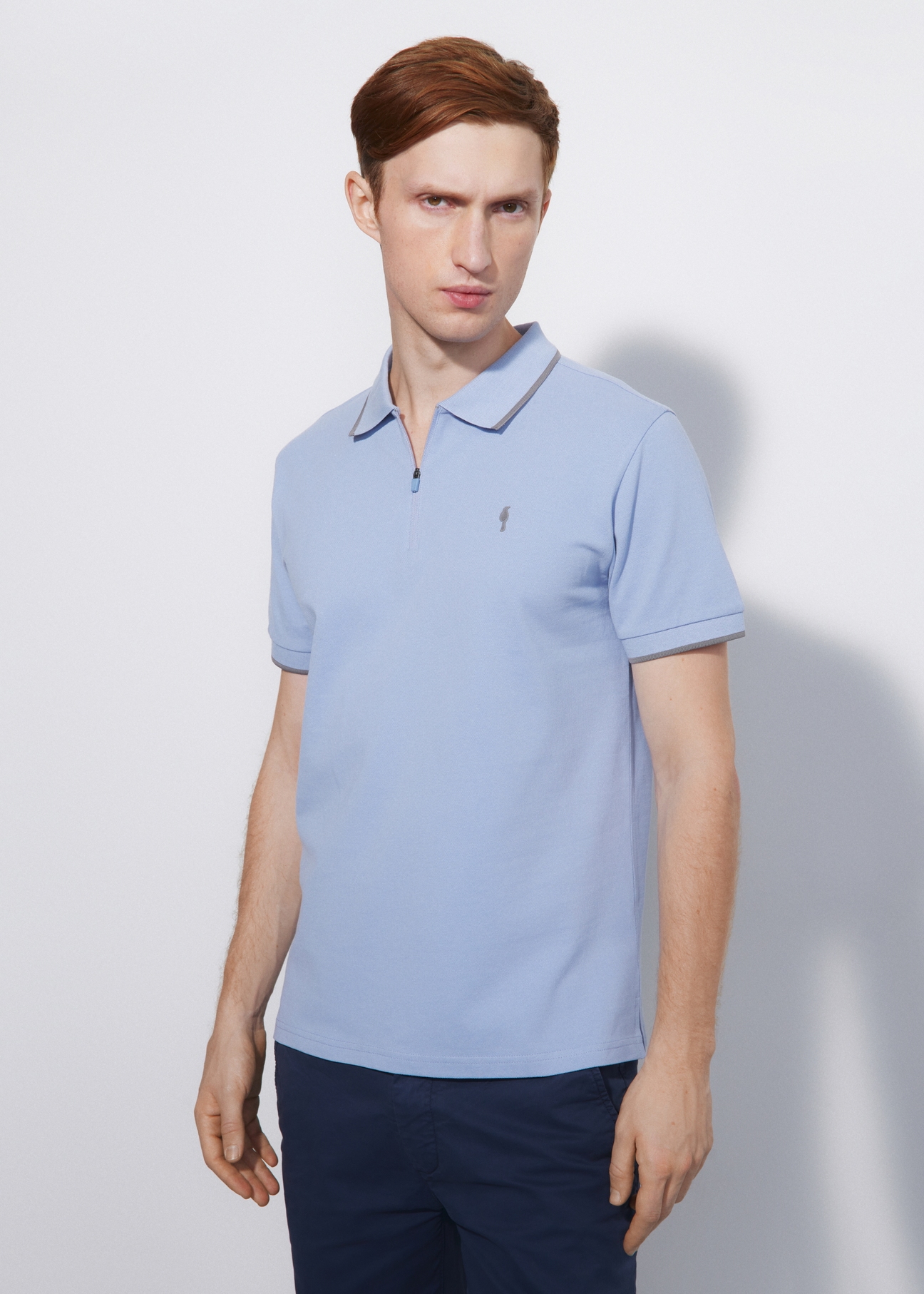 Błękitna koszulka polo z logo POLMT-0059-61(W23)-02