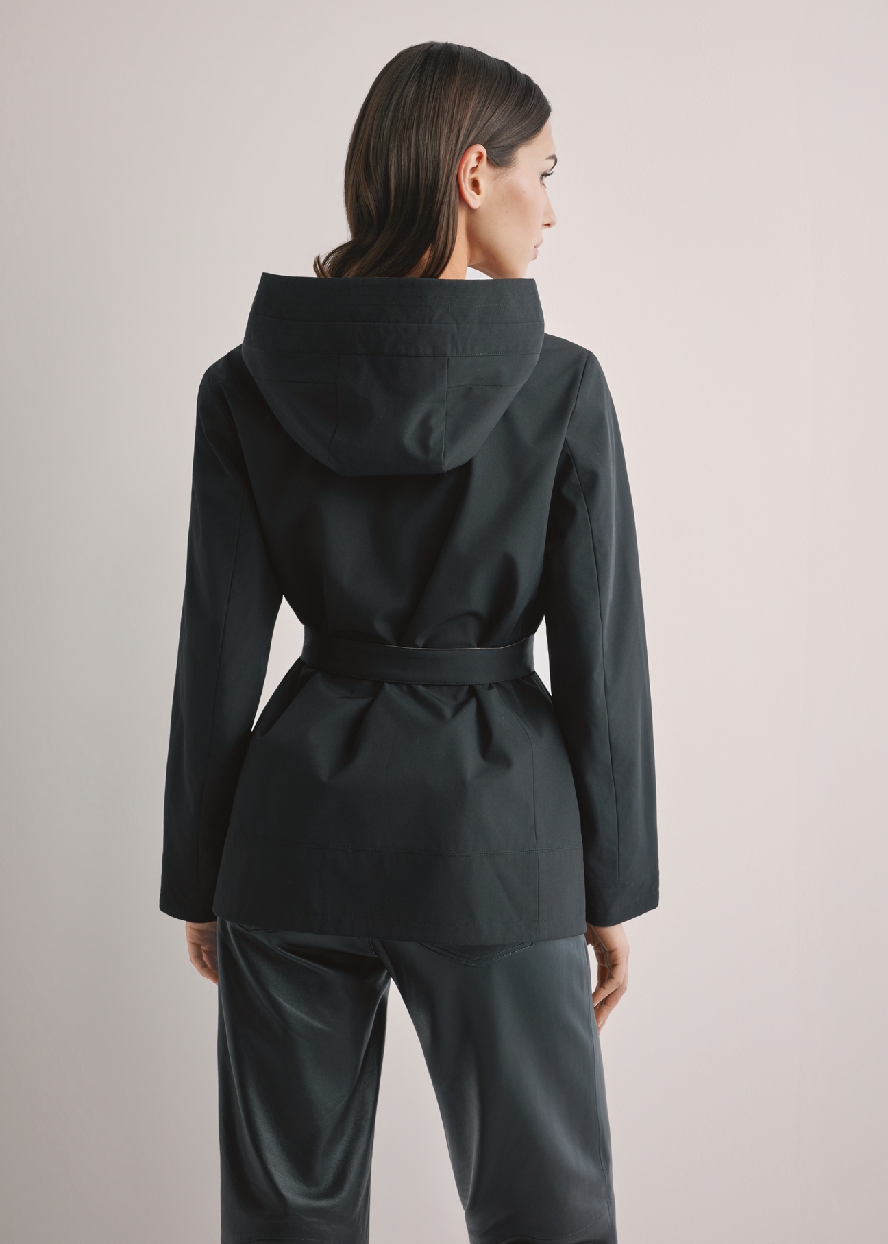 Dwustronna przejściowa kurtka damska KURDT-0655-9J(W26), widok produktu z tyłu na modelce. Widoczna połowa sylwetki.