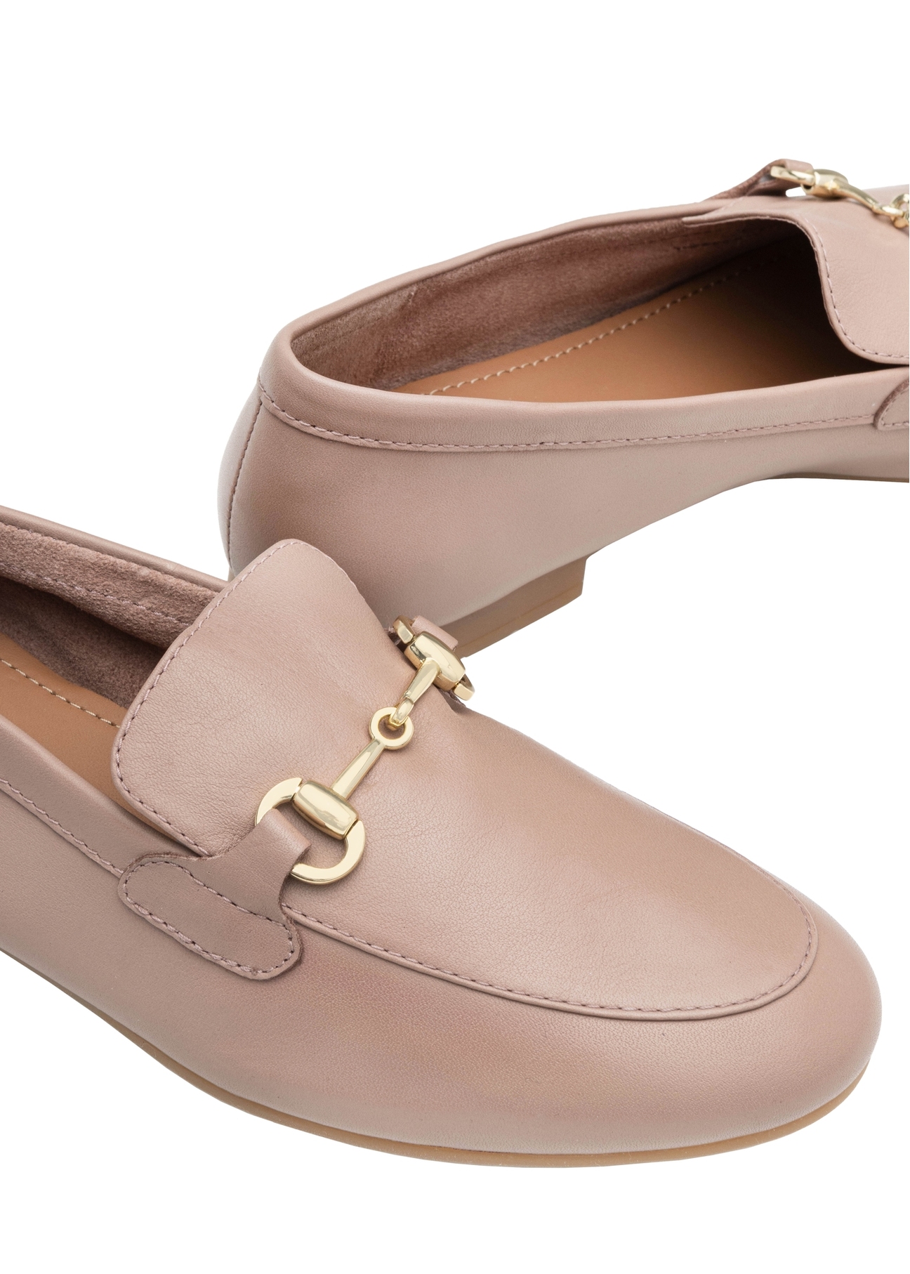 Skórzane mokasyny damskie w kolorze brudnego różu BUTYD-0916A-5D(W26), zbliżenie na detal produktu na białym tle.