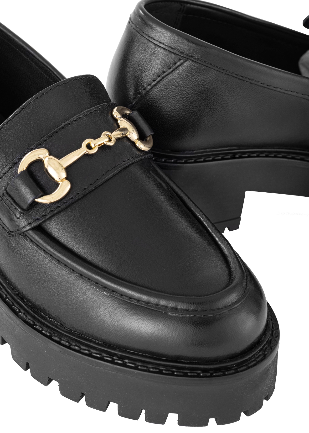 Czarne skórzane loafersy na platformie BUTYD-1007-99(Z23)-06