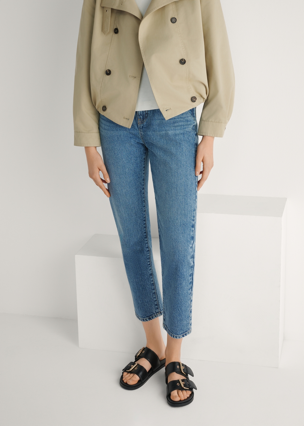 Czarne skórzane klapki damskie BUTYD-1161-99(W26)