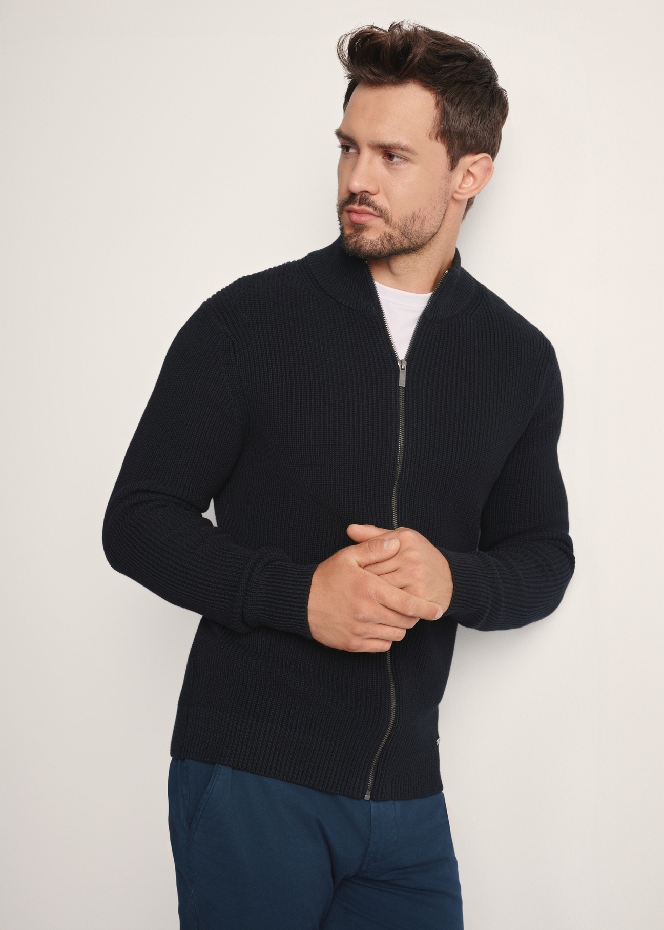 Czarny sweter męski z suwakiem SWEMT-0176-99(Z25), widok produktu z przodu na modelu. Widoczna połowa sylwetki.