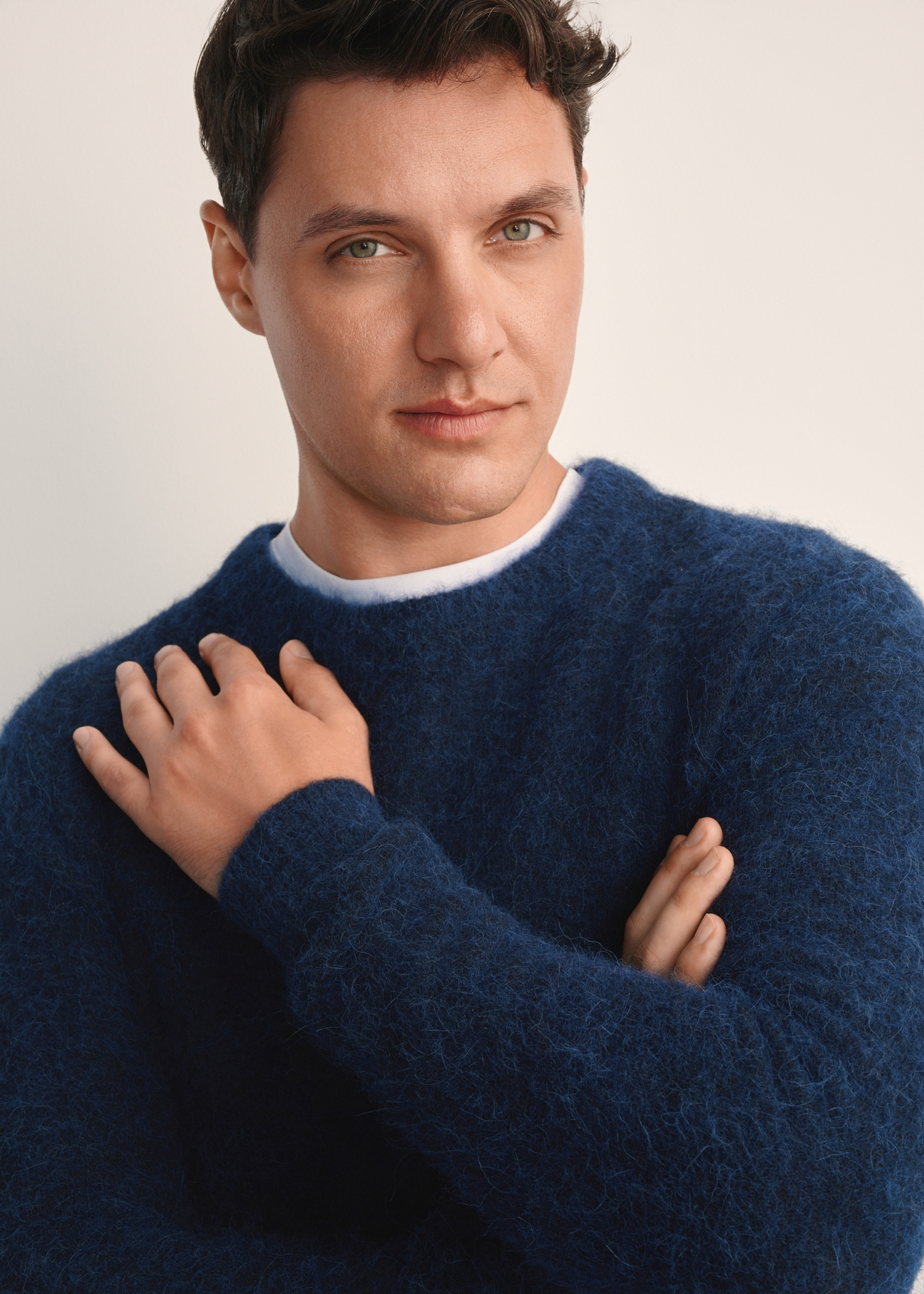 Granatowy sweter męski z wełną SWEMT-0171-68(Z25), zbliżenie na produkt na modelu.