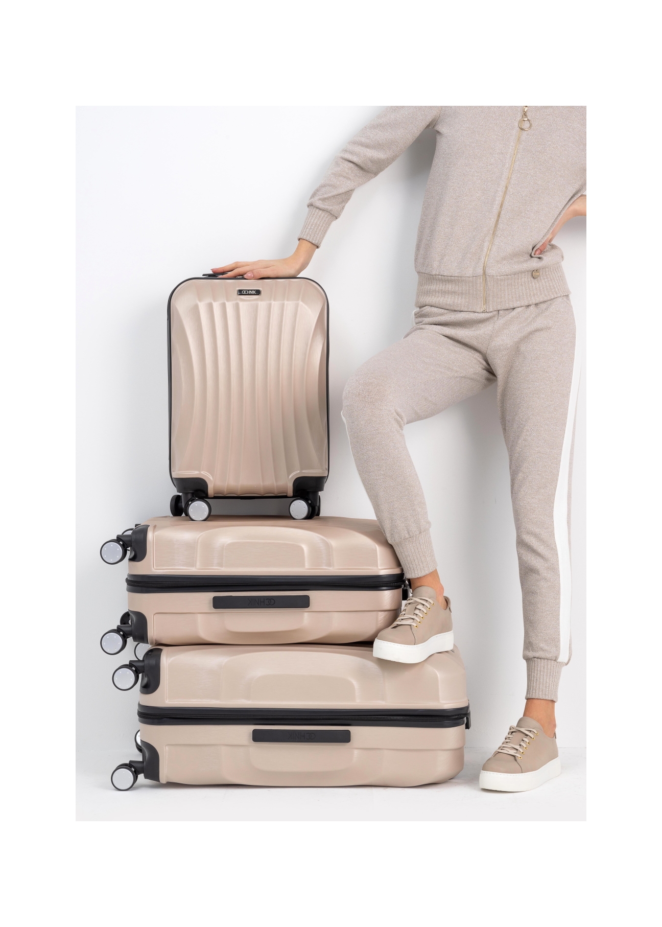 Komplet walizek na kółkach 19'/24'/28' WALPC-0008-81(W22)-13